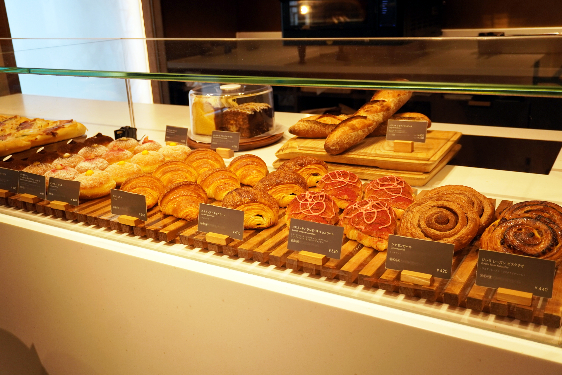 コーヒーをプリンチのフードとともに楽しめる