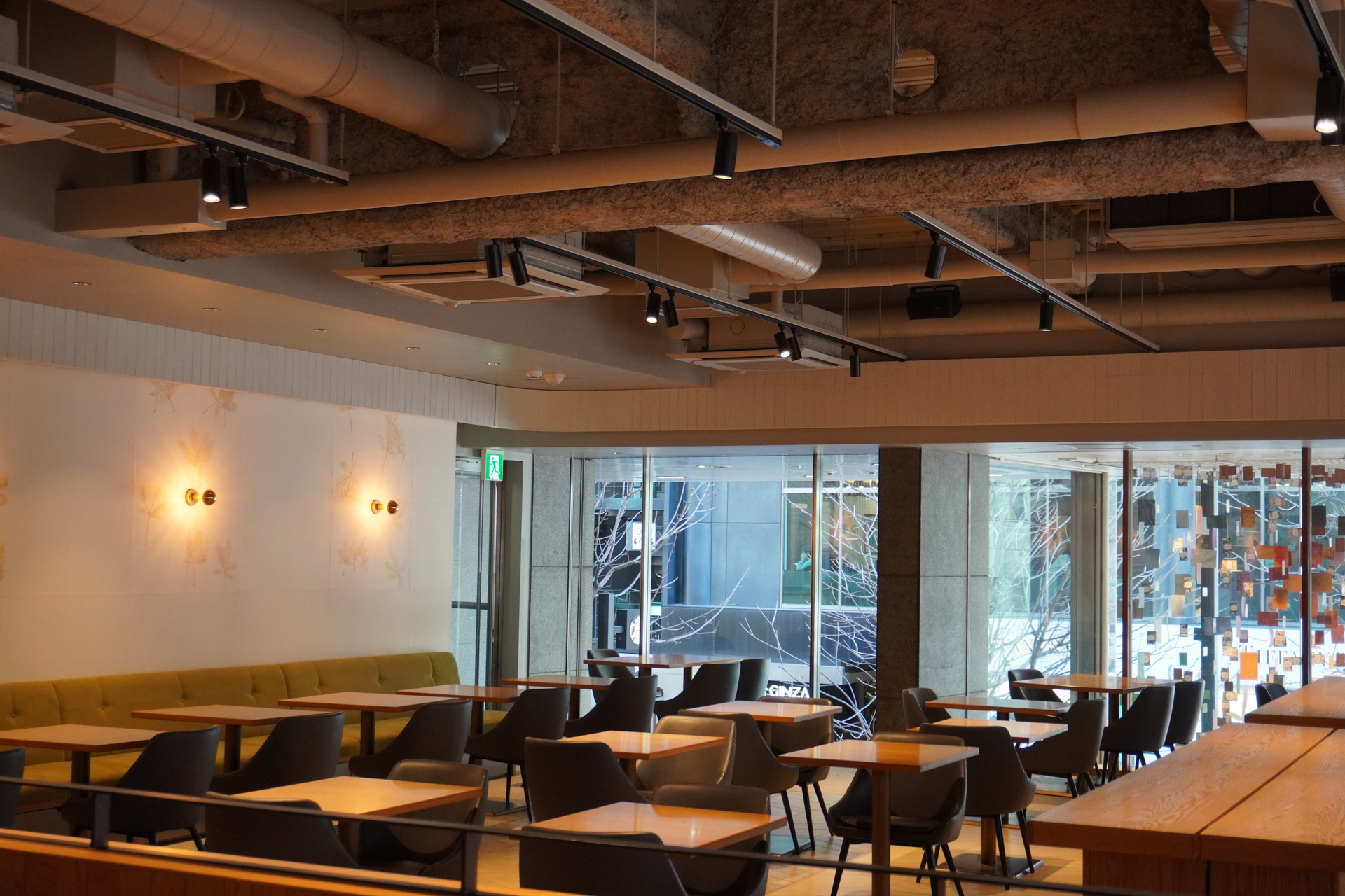 店内はゆったりとした座席と大きめのテーブル