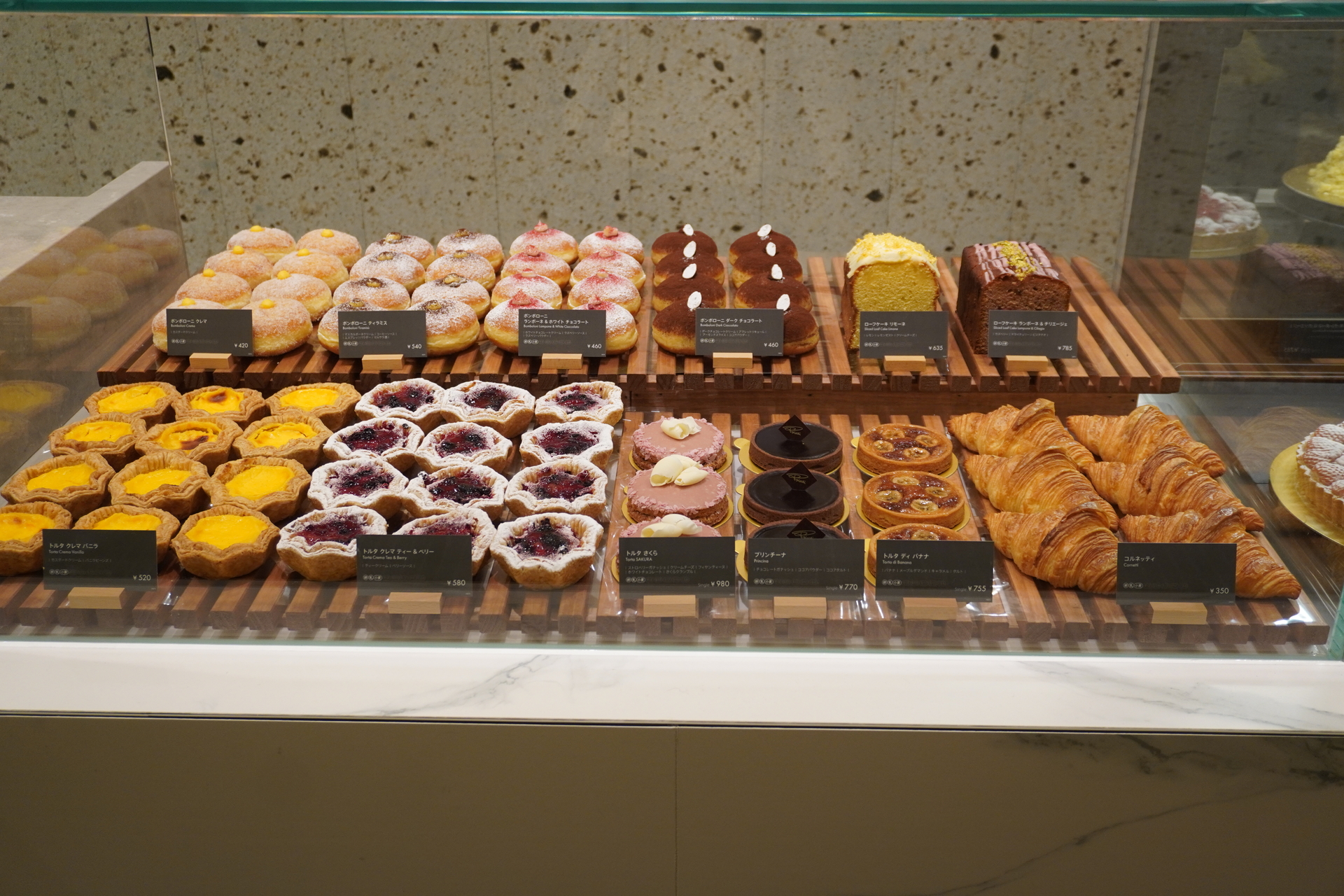 イタリアンベーカリー プリンチのフードも展開