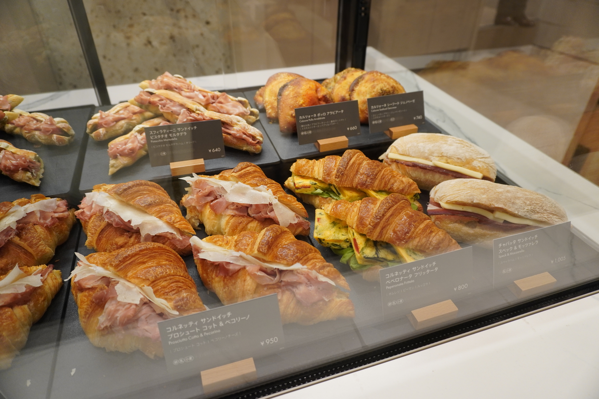 イタリアンベーカリー プリンチのフードも展開