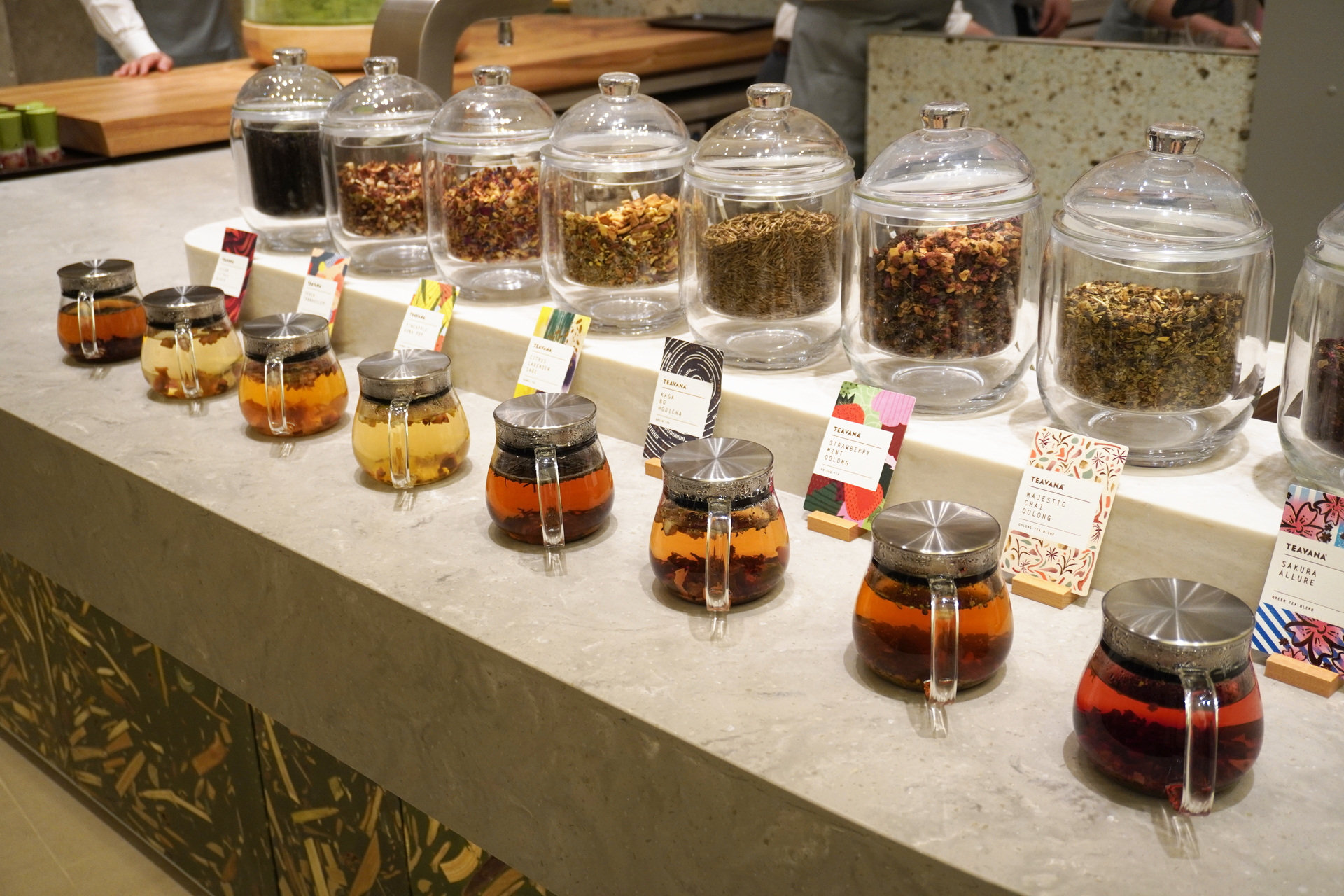 パートナーがブリュードティーをティーポットで提供する