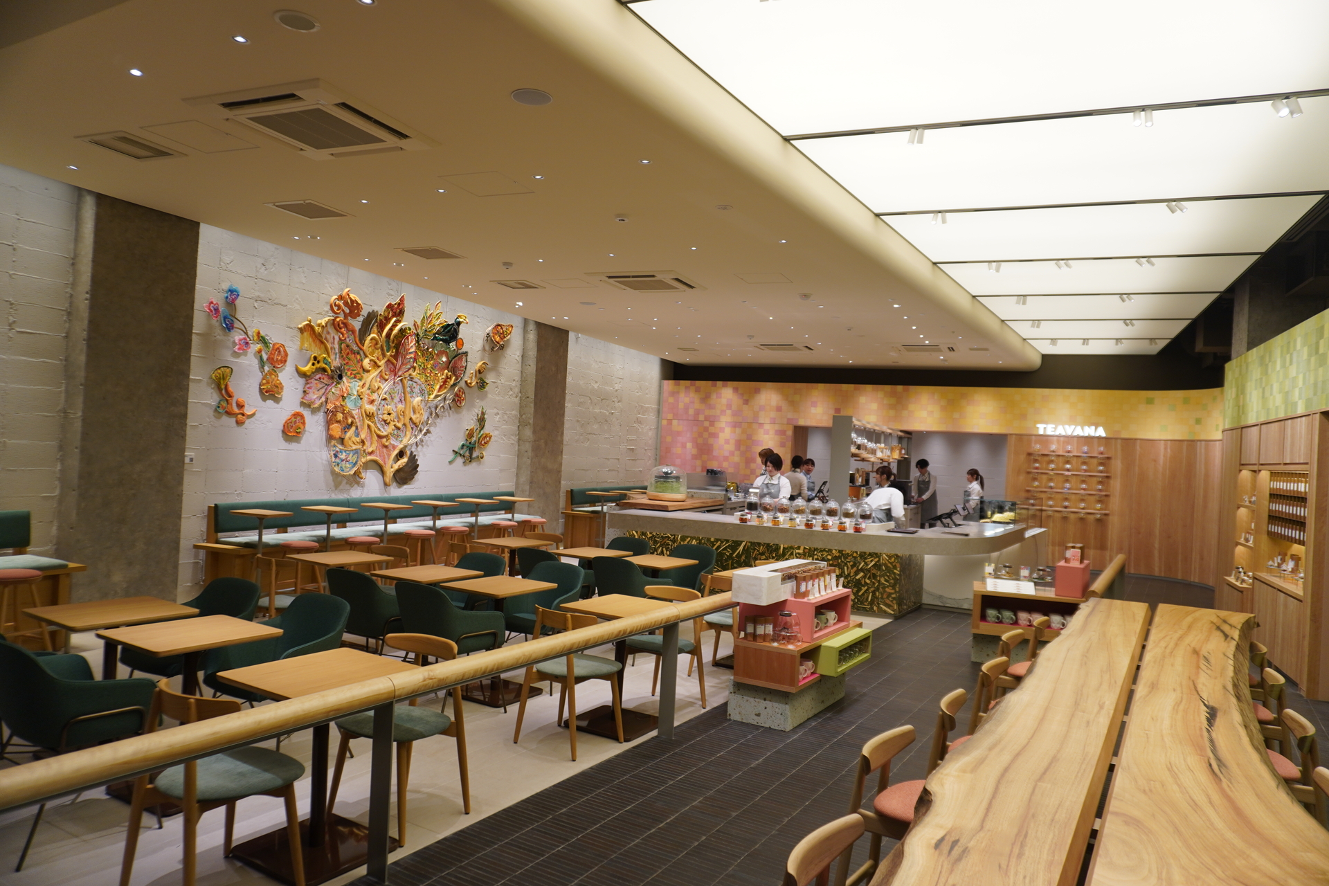 「スターバックス ティバーナ ストア 銀座マロニエ通り」の店内