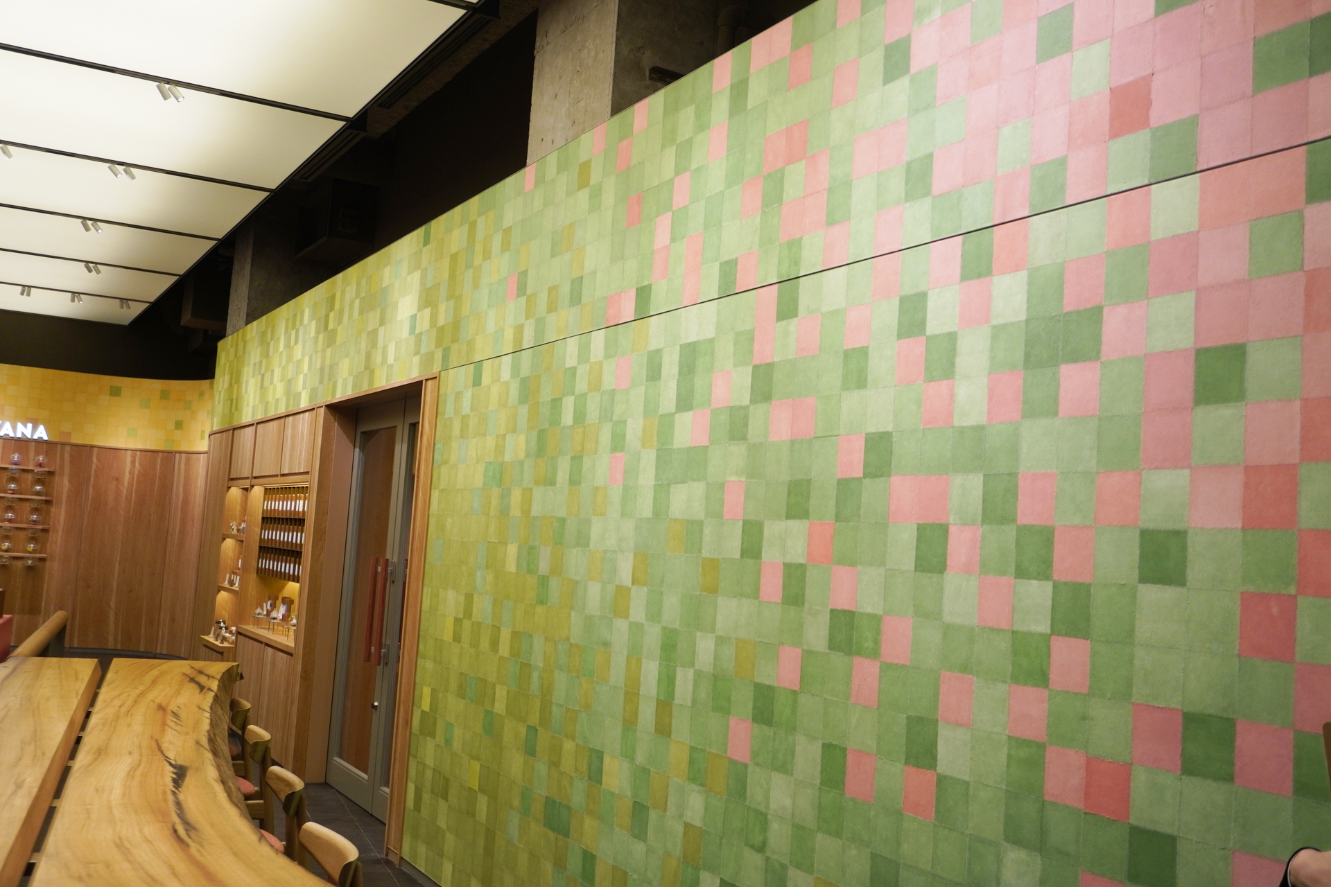 スターバックス ティバーナ ストアのティーを楽しむ空間として、組み合わせの妙をアイデアに「混ぜ合わせたもの」を意味する“Melange（メランジ）”をデザインコンセプトにした内装