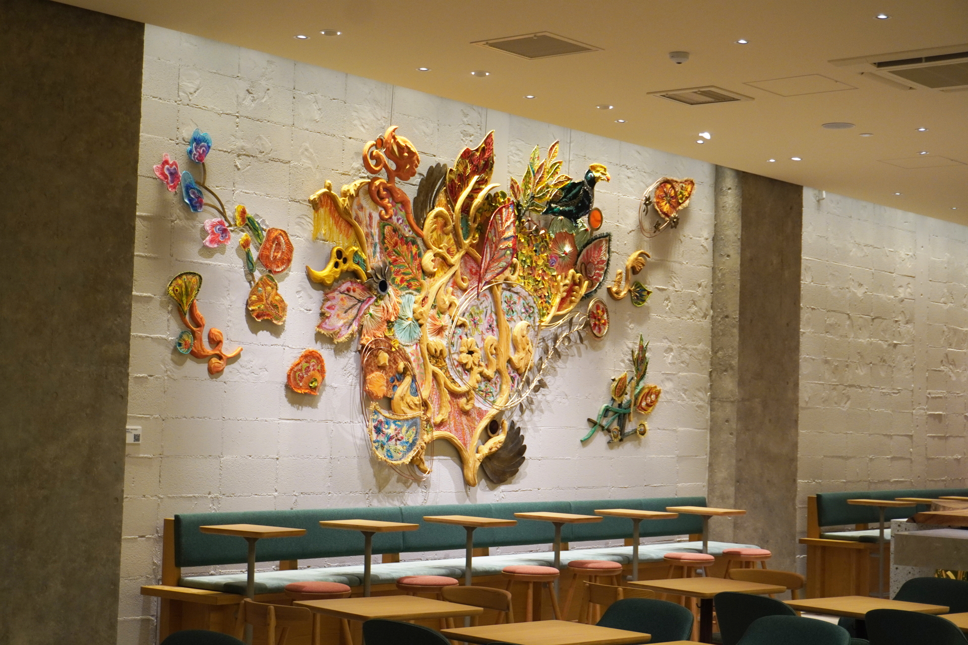 スターバックス ティバーナ ストアのティーを楽しむ空間として、組み合わせの妙をアイデアに「混ぜ合わせたもの」を意味する“Melange（メランジ）”をデザインコンセプトにした内装