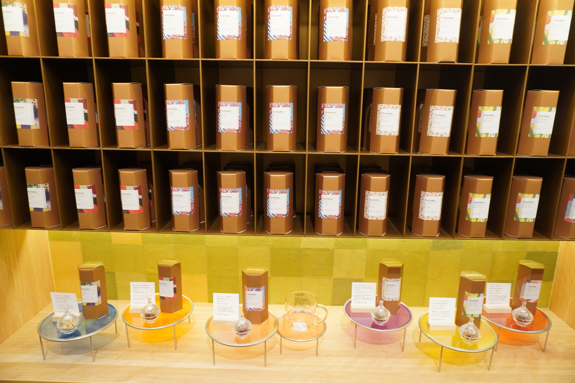TEAVANAの茶葉がディスプレイしてあり、実際に見たり、香りを確かめて好みの茶葉を選べる