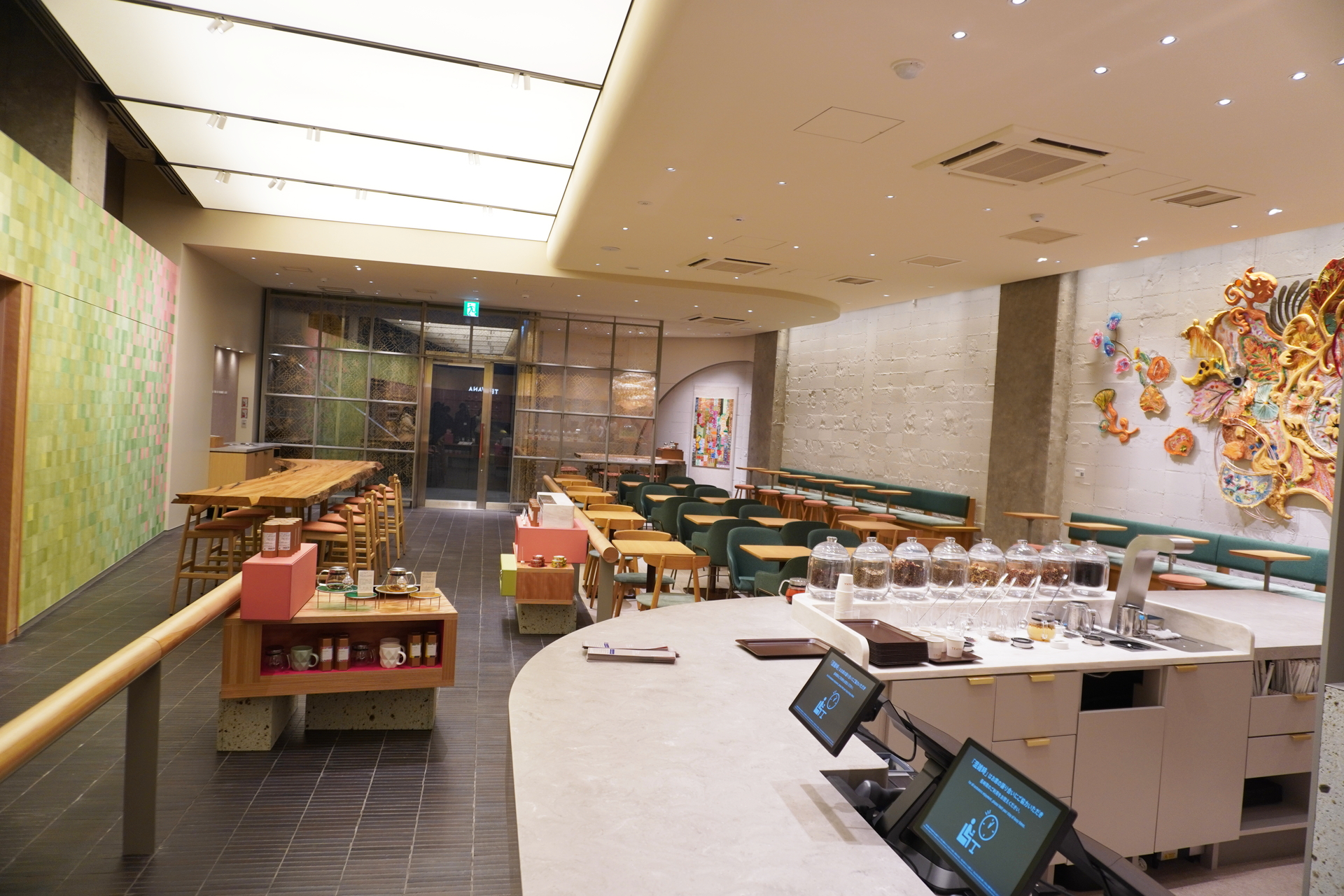 開放感があって明るい店内