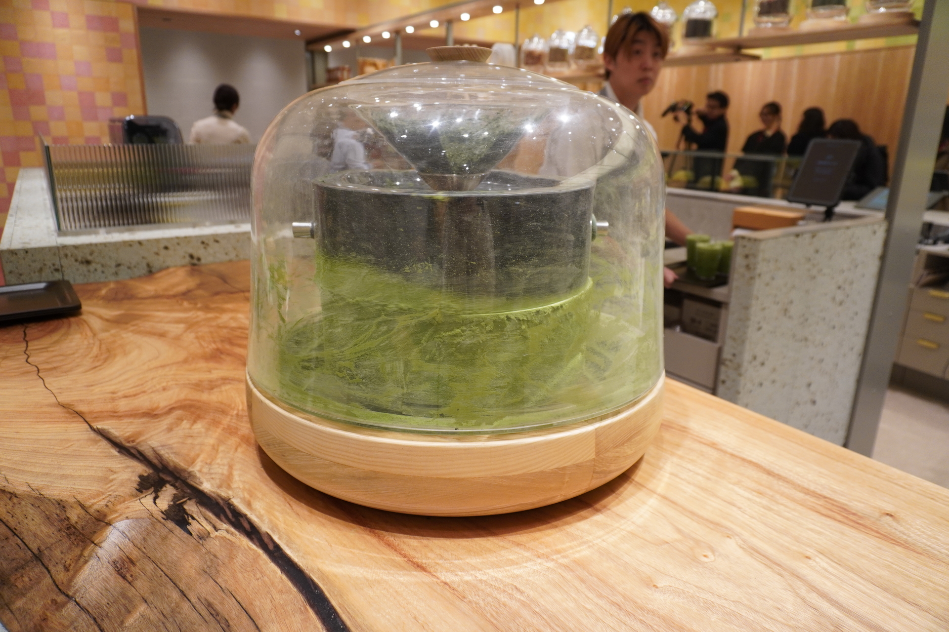 店内に石臼を設置し、抹茶の豊かな香りとともに目の前で抹茶が挽かれるようすを見られる