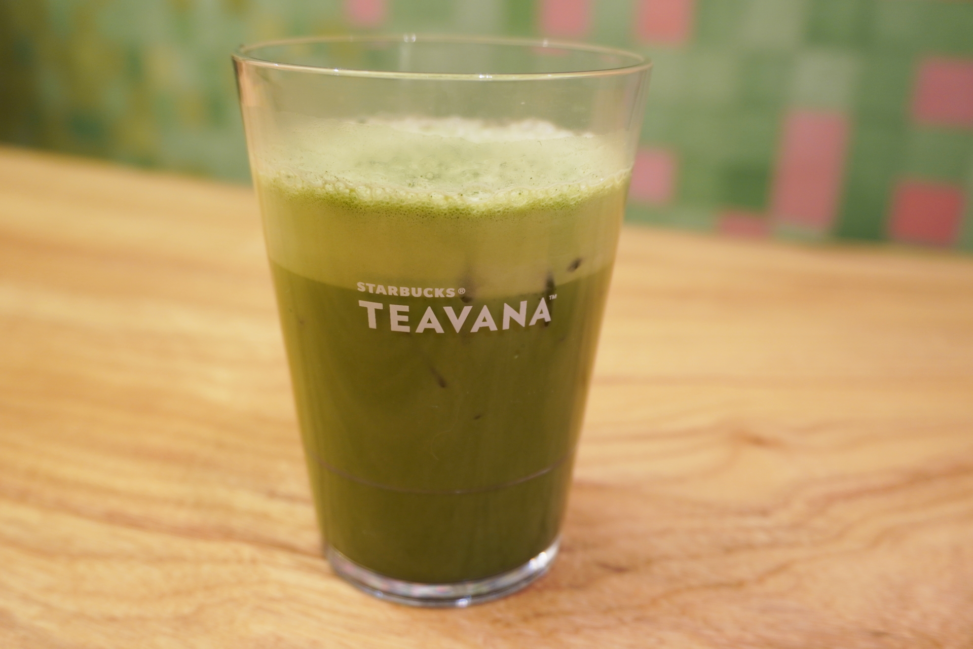 「GINZA 石臼抹茶 ティーラテ（アイス）」（店内利用 1100円、持ち帰り 1080円）