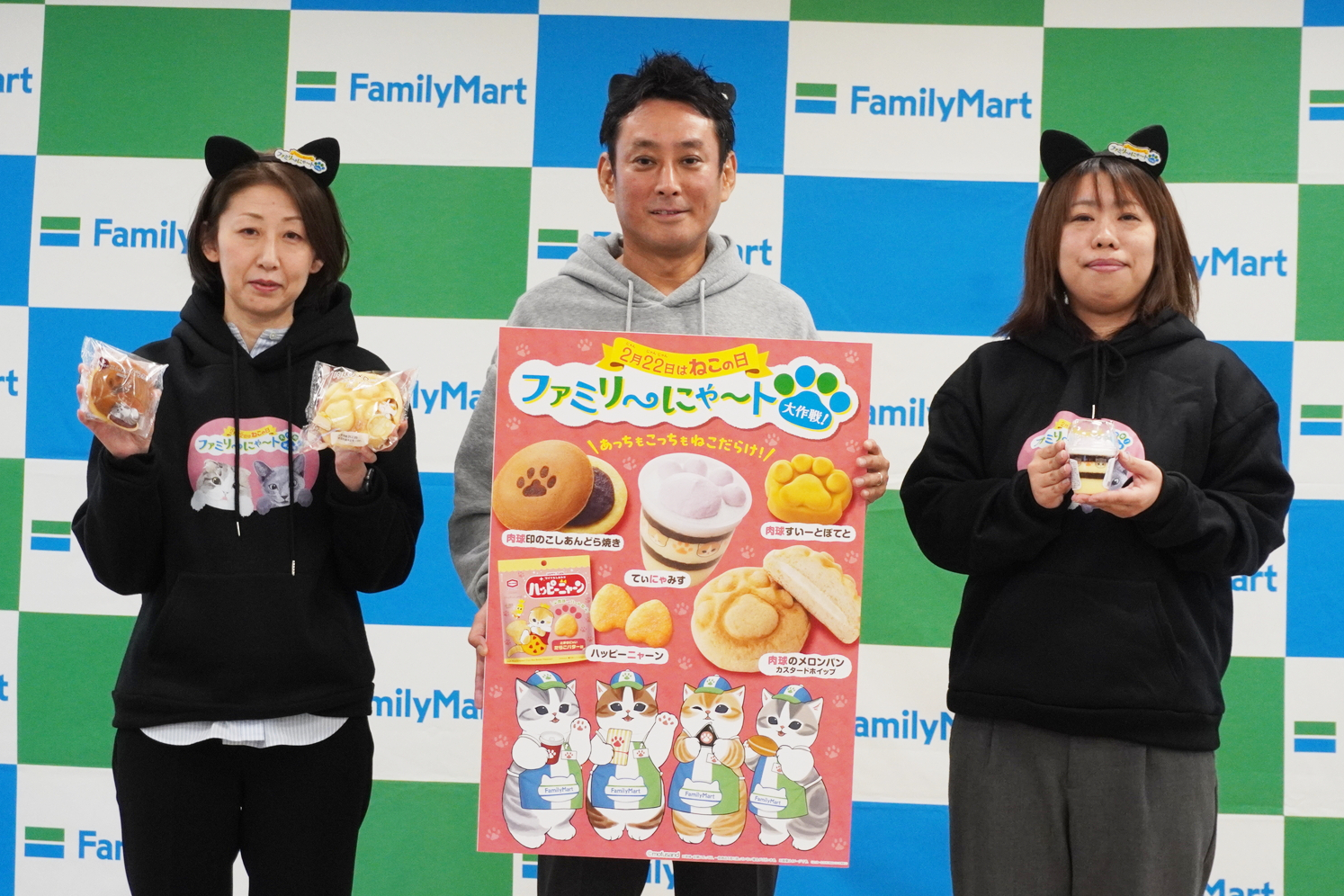 左から順に株式会社ファミリーマート 商品本部 FF・スイーツ副本部長 山岡美奈子氏、マーケティング本部 メディア＆プロモーション改革推進部長 橋本剛氏、商品本部 FF・スイーツ部 スイーツグループ 澤幡麻衣子氏