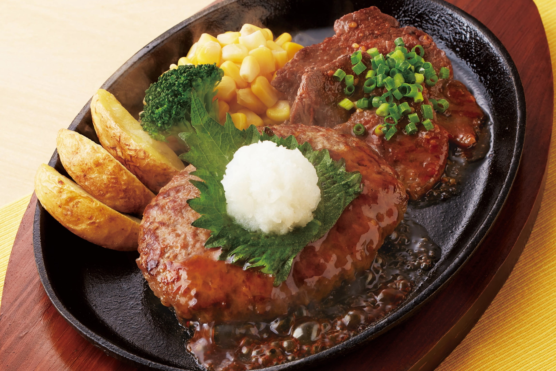 「和風おろしハンバーグ＆牛サガリのうすぎりステーキ」（1065円）