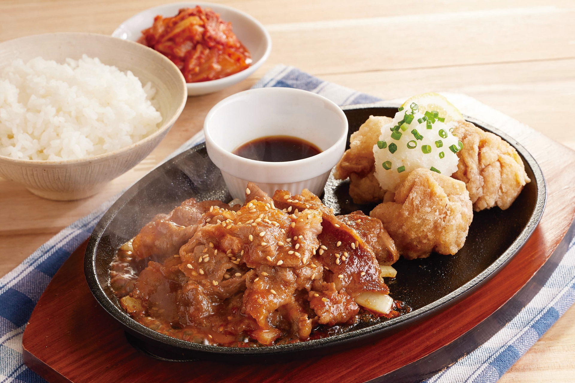 「牛焼肉とおろし唐揚げ定食」（1065円）