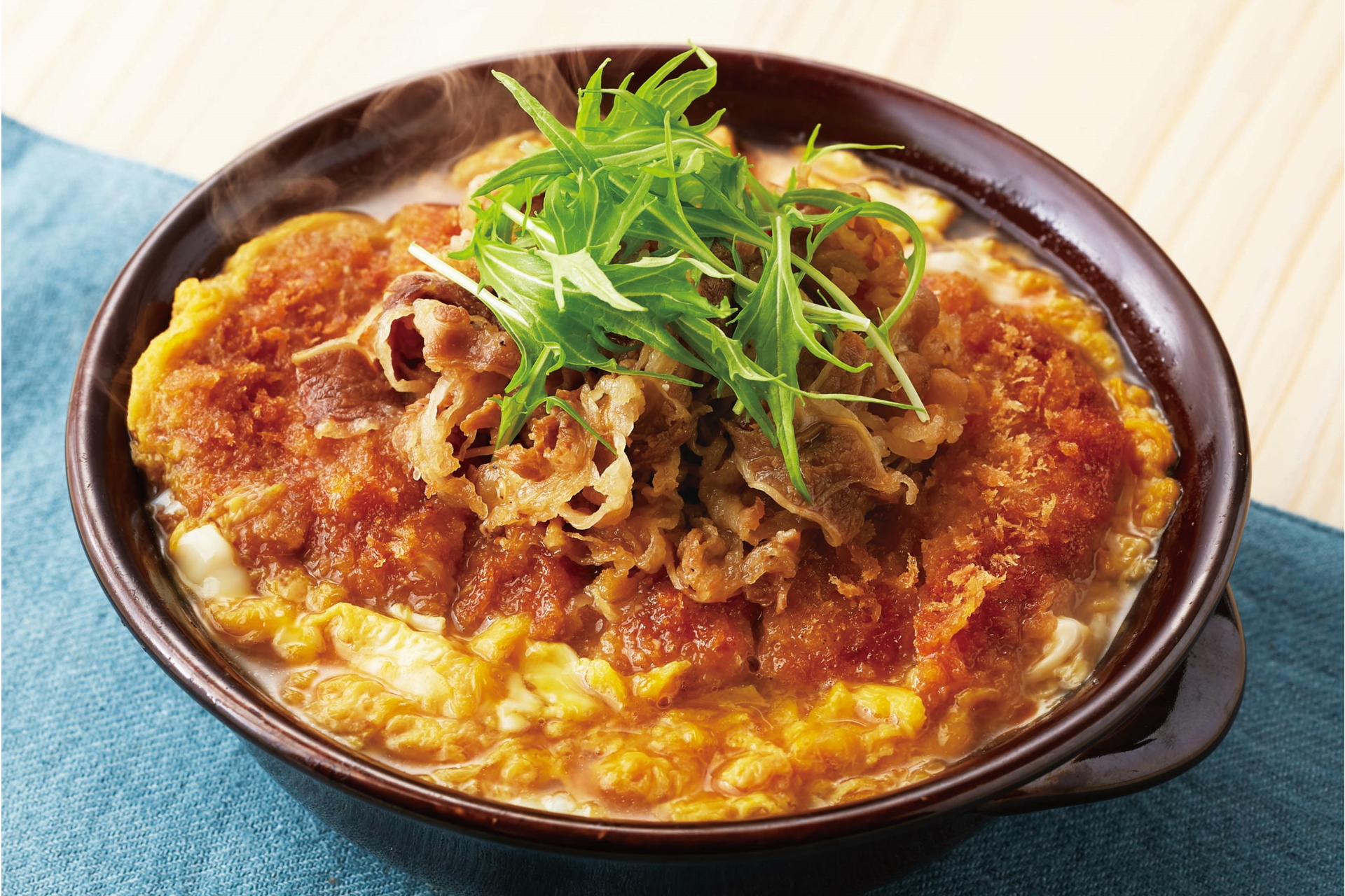 「牛すき煮とロースかつの旨味とじ定食」（1032円）