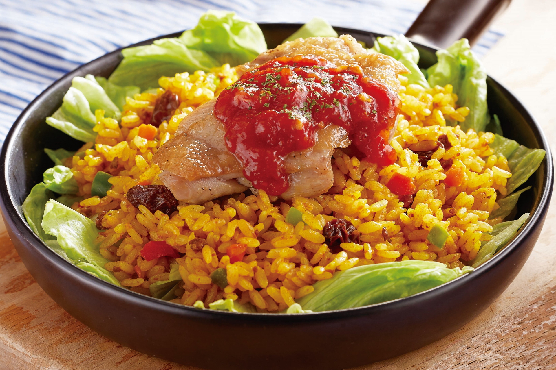 「ガーリックチキンの鉄板ドライカレー」（922円）