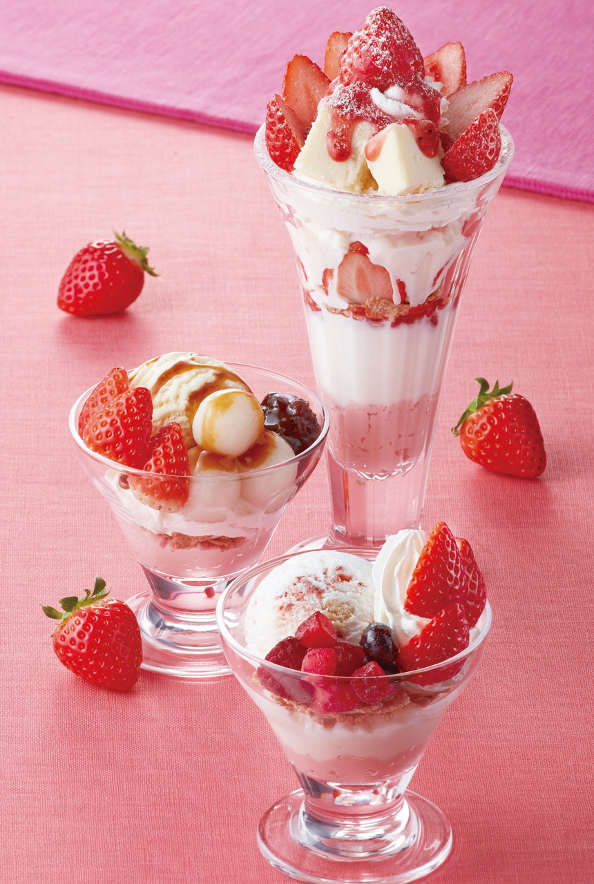 上から「フレッシュ苺とショートケーキアイスの華やかパフェ～チーズケーキ添え～」（878円）、「フレッシュ苺と白玉あずきのミニパフェ」（438円）、「フレッシュ苺とショートケーキアイスのミニパフェ」（548円）