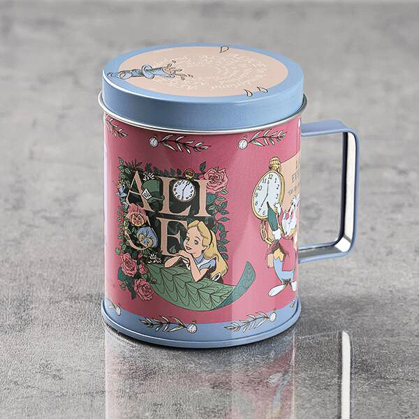 まるでティーカップのようなクッキー缶に「ふしぎの国のアリス」のキャラクターたちがデザインされている