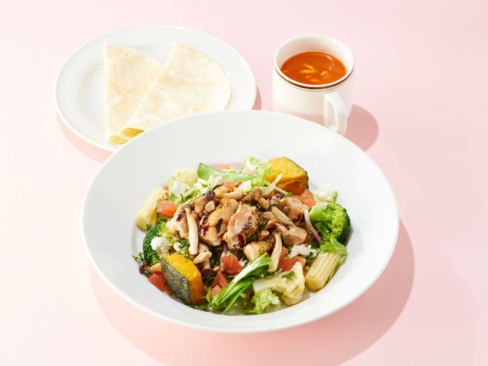 「チキンとナッツの11種野菜サラダランチ～トルティーヤ付き」（1089円）
