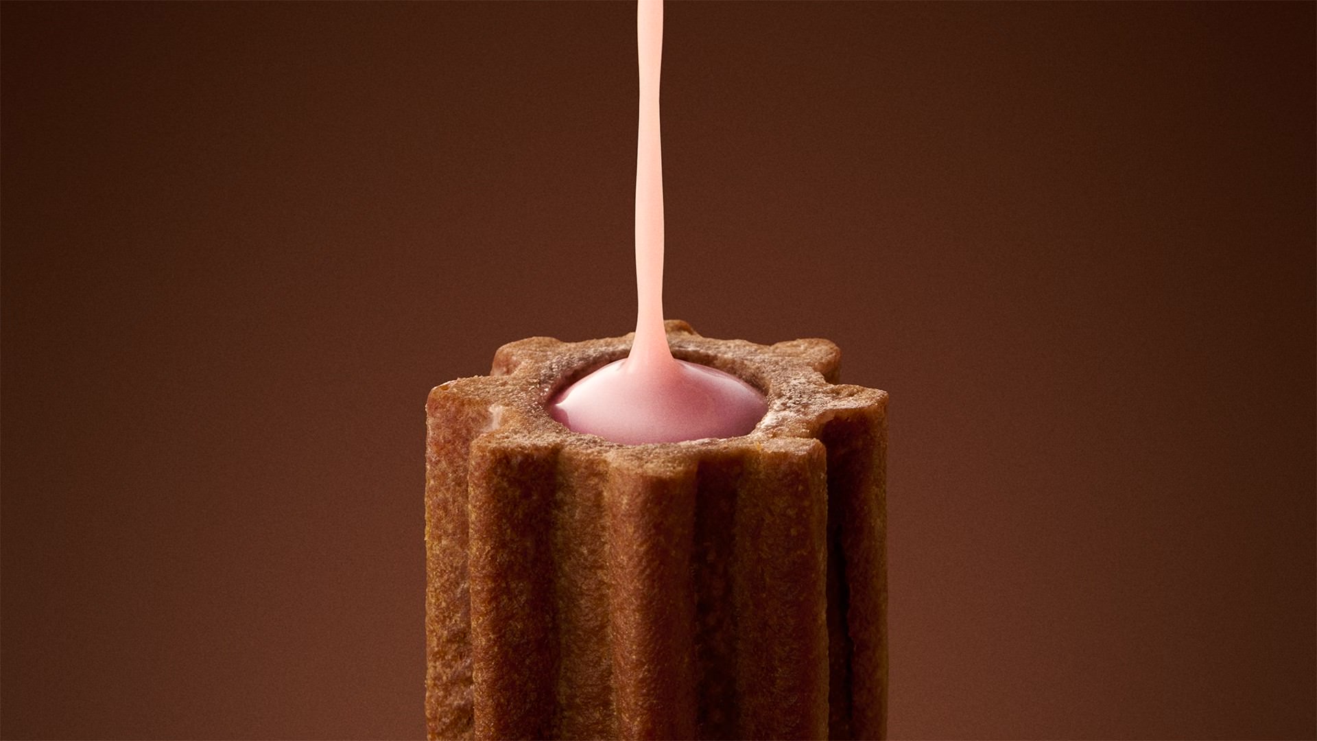 外側は黒（カカオ色）、中身はピンクのいちごチョコクリーム入り