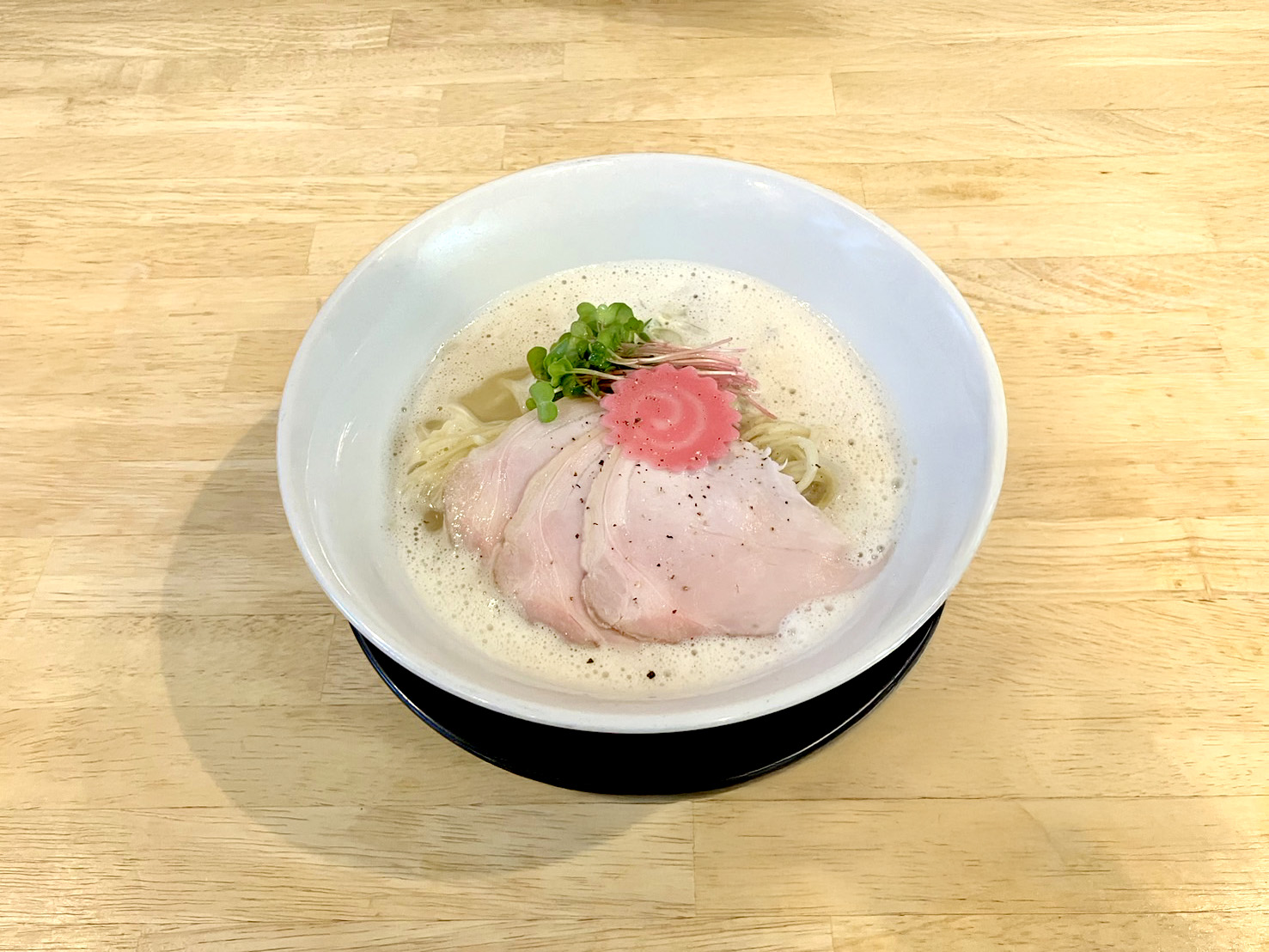 福島壱麵の看板メニュー「濃厚鯛塩ラーメン」。あさりと鯛出汁、香味野菜でとった白湯スープをエスプーマ（泡）仕立てにしている
