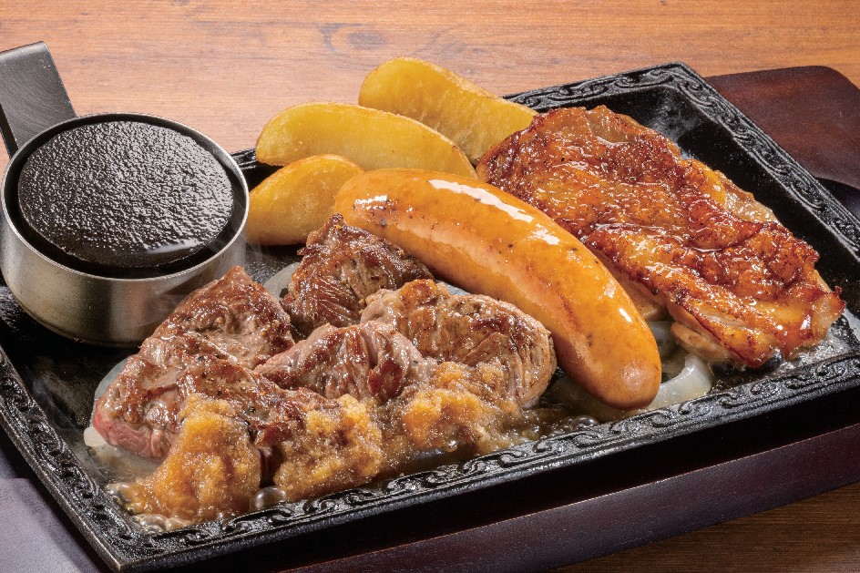 「熟成ラウンドカットステーキ（約120g）&ジャンボフランク&炭焼き風チキングリル」（1539円）