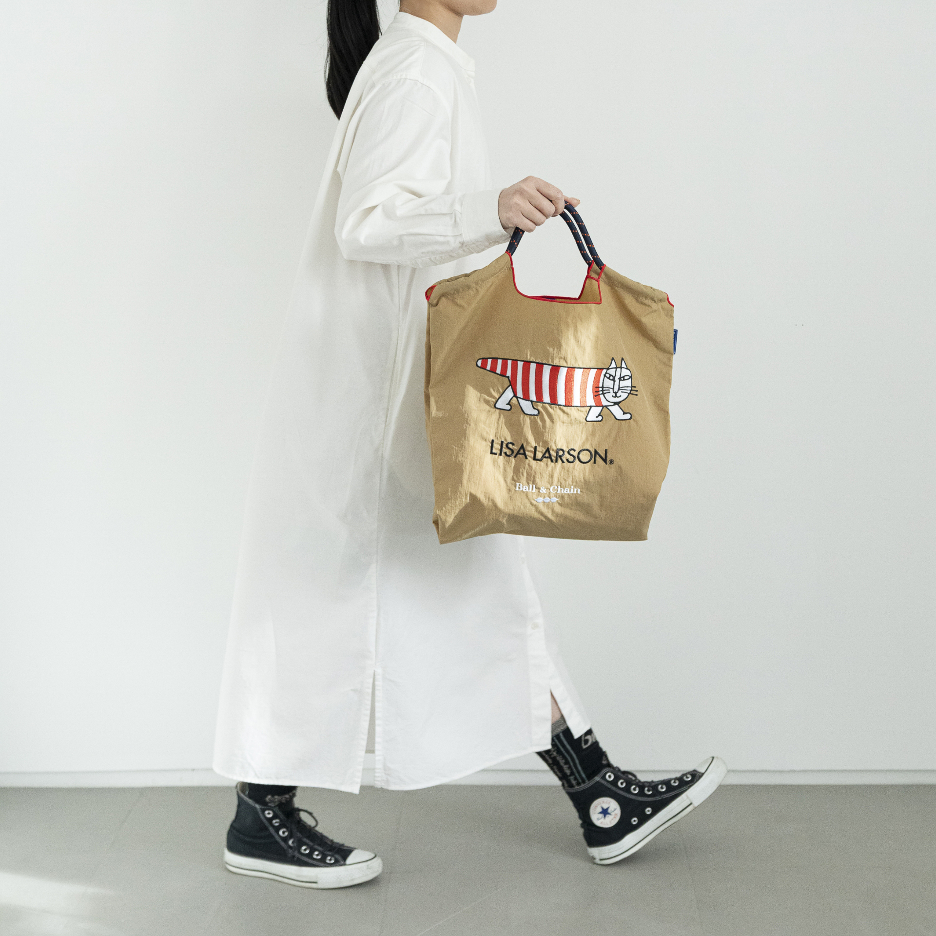 おなじみの「マイキー」と「LISA LARSON」のロゴを刺繍でデザイン