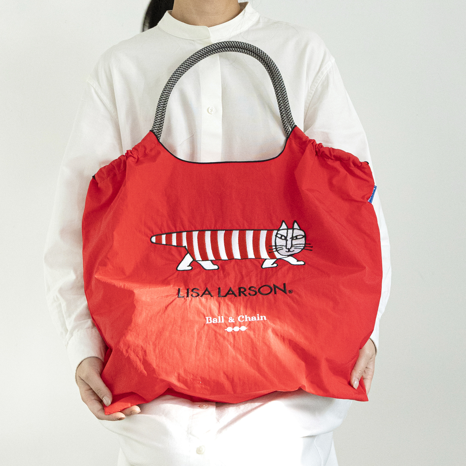 おなじみの「マイキー」と「LISA LARSON」のロゴを刺繍でデザイン