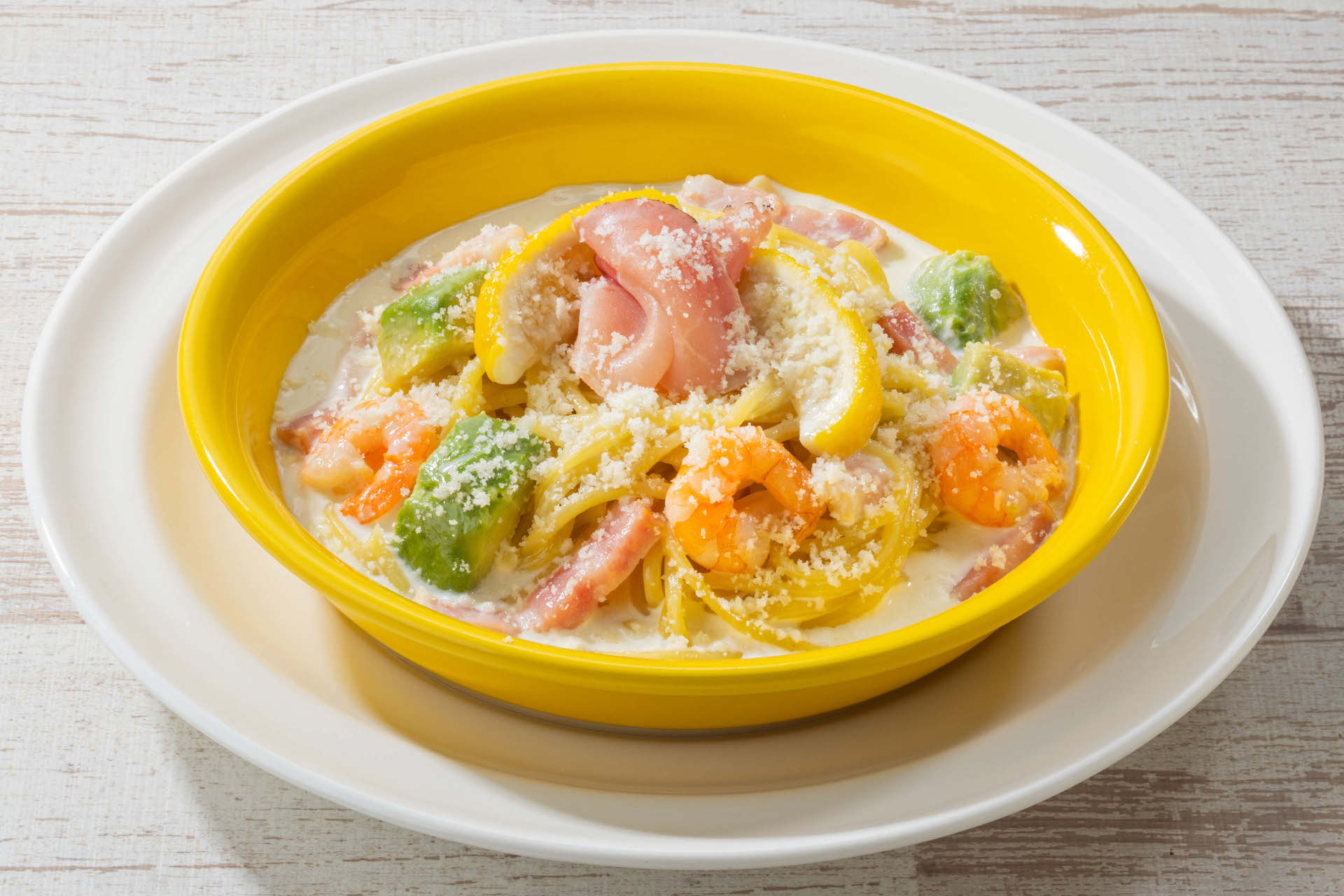 炙り生ハムと海老アボカドのレモンクリームパスタ