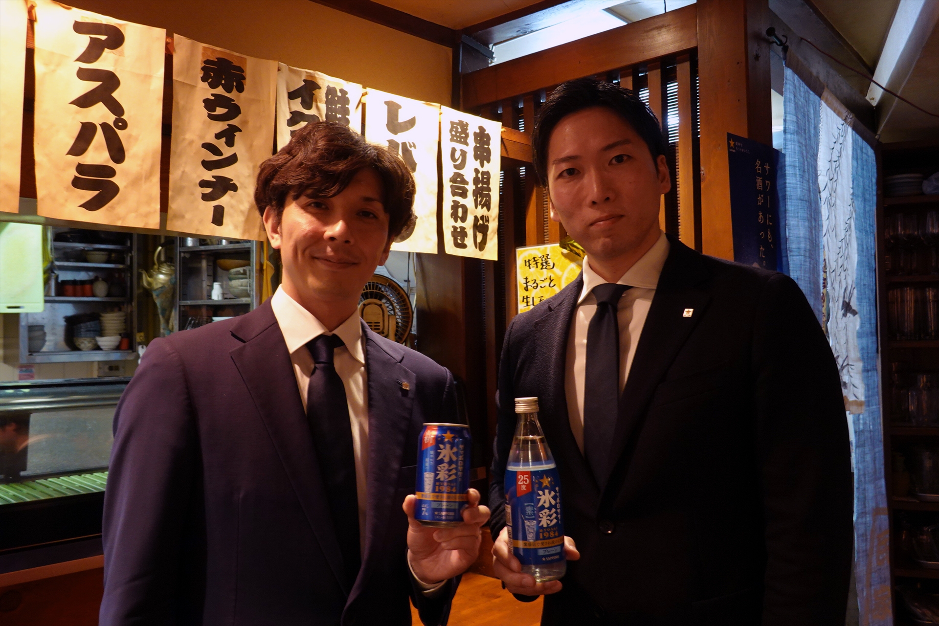 マーケティング本部 ビール＆RTD事業部 サッポロサワー 氷彩1984 ブランドマネージャーの森田隆文氏（左）、マーケティング本部 ビール＆RTD事業部 サッポロサワー 氷彩1984 開発担当の岩佐拓幸氏（右）