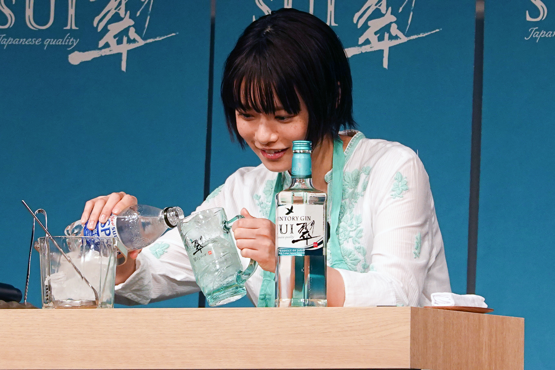 ソーダは氷に当てずに入れる。氷が溶けにくく、炭酸が抜けにくい