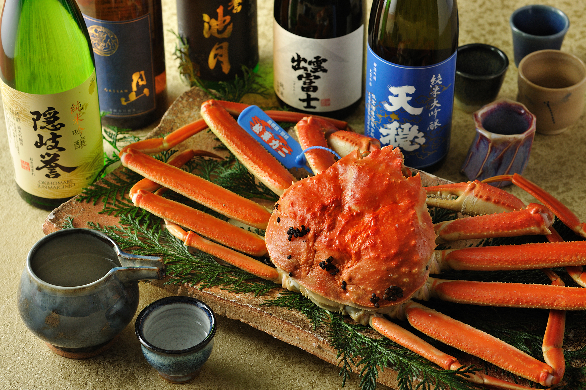 3月10日までは追加料金を支払うことでタグ付きの松葉ガニに夕食をアップグレードすることも可能。日本酒とのペアリングも楽しめる