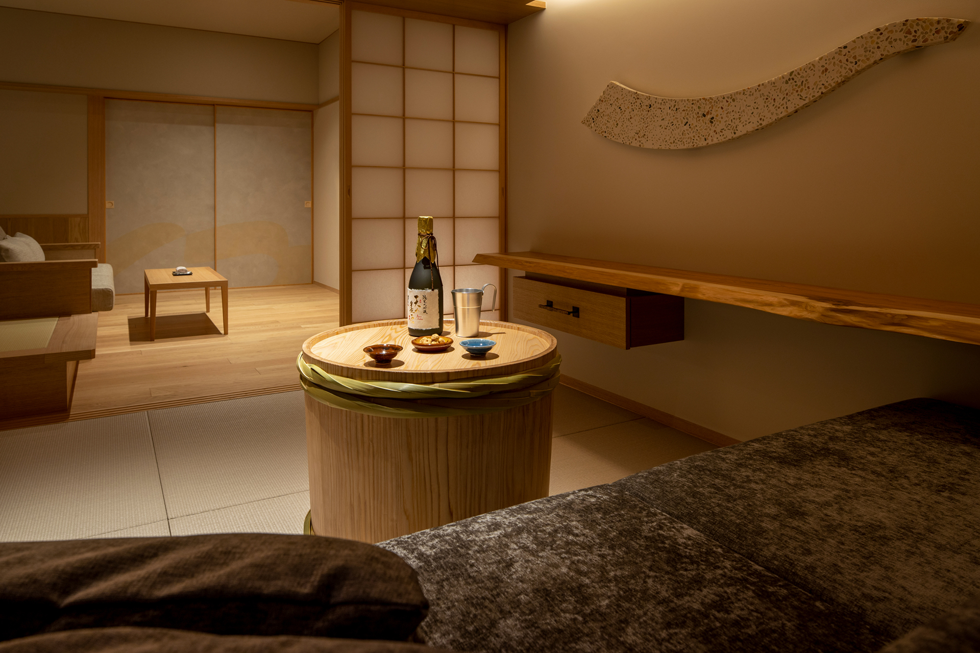 酒樽テーブルを設えたご当地部屋「玉湯の間」