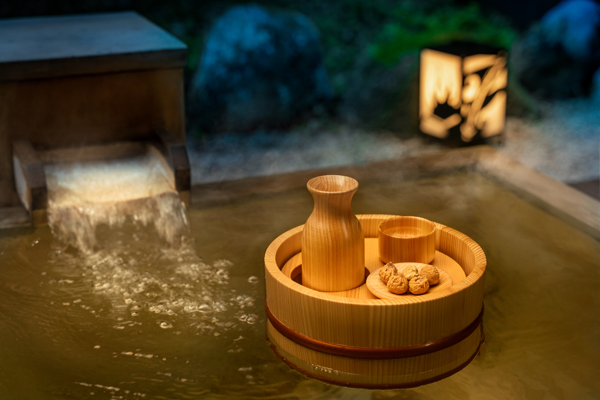 露天風呂で日本酒を味わう桶酒