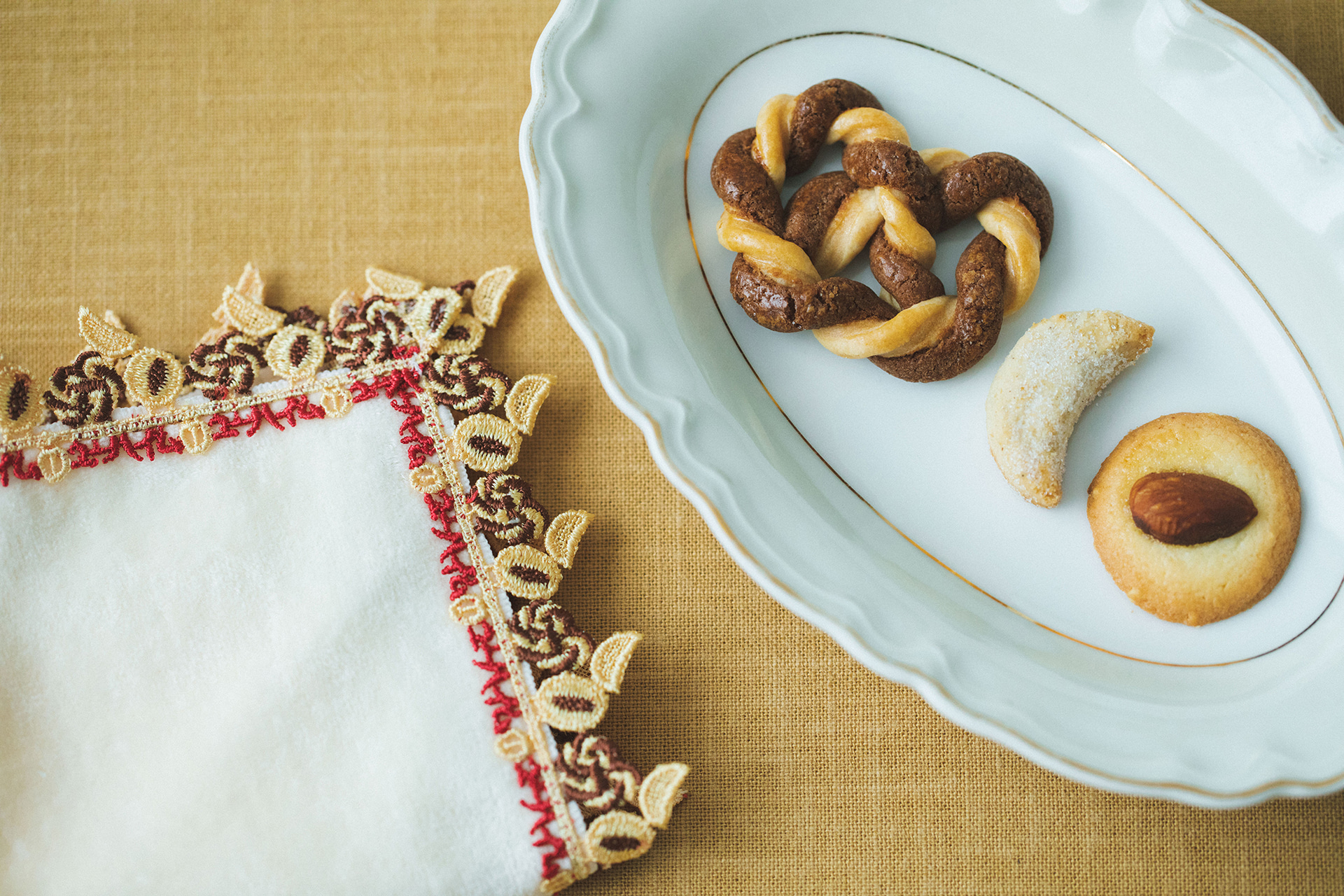 近沢レース店のレースタオルハンカチとユーハイムのロングセラーのお菓子がコラボ