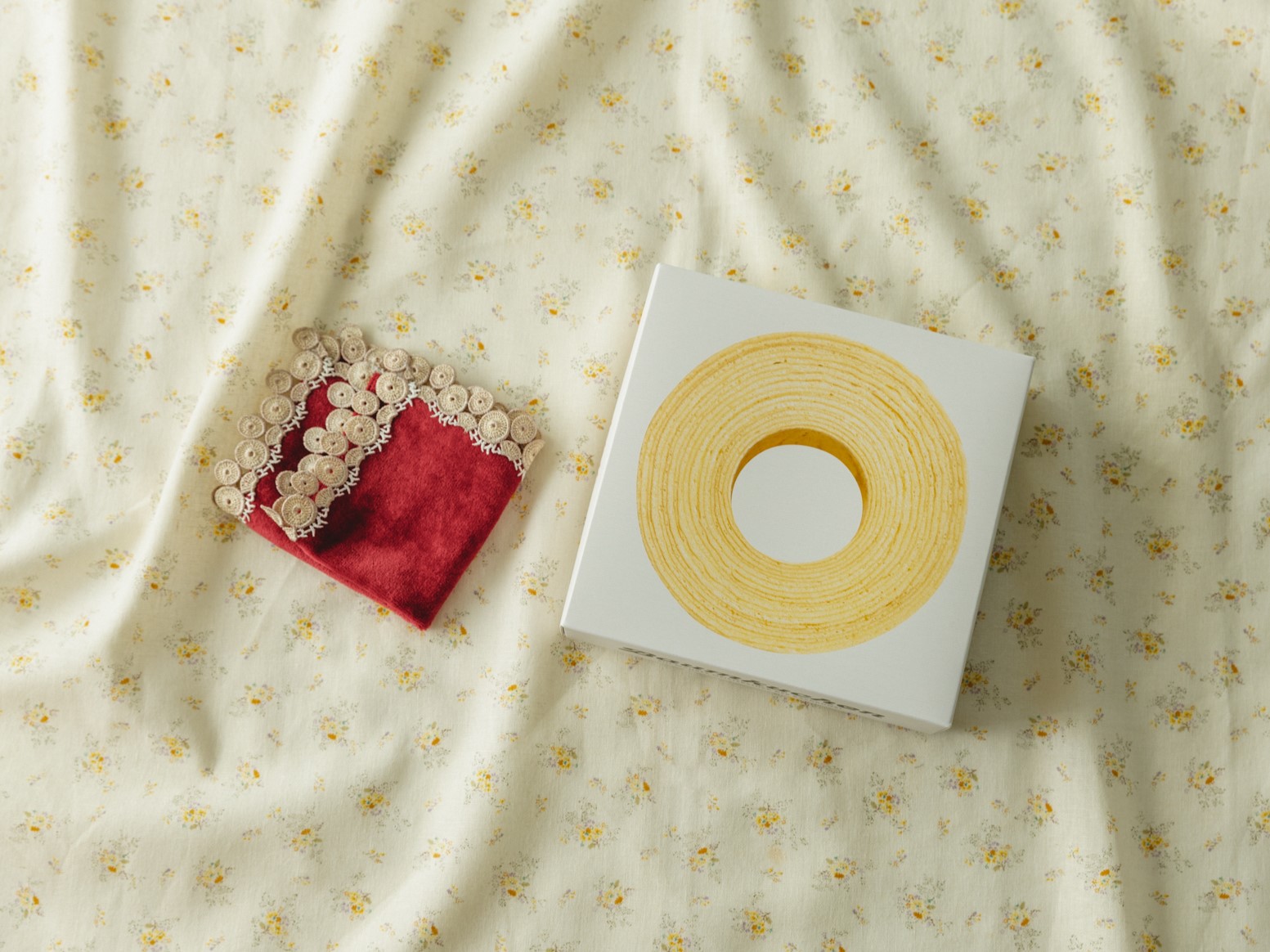 「バウムクーヘン＆近沢レース店タオルハンカチセット（レッド）」（4470円）