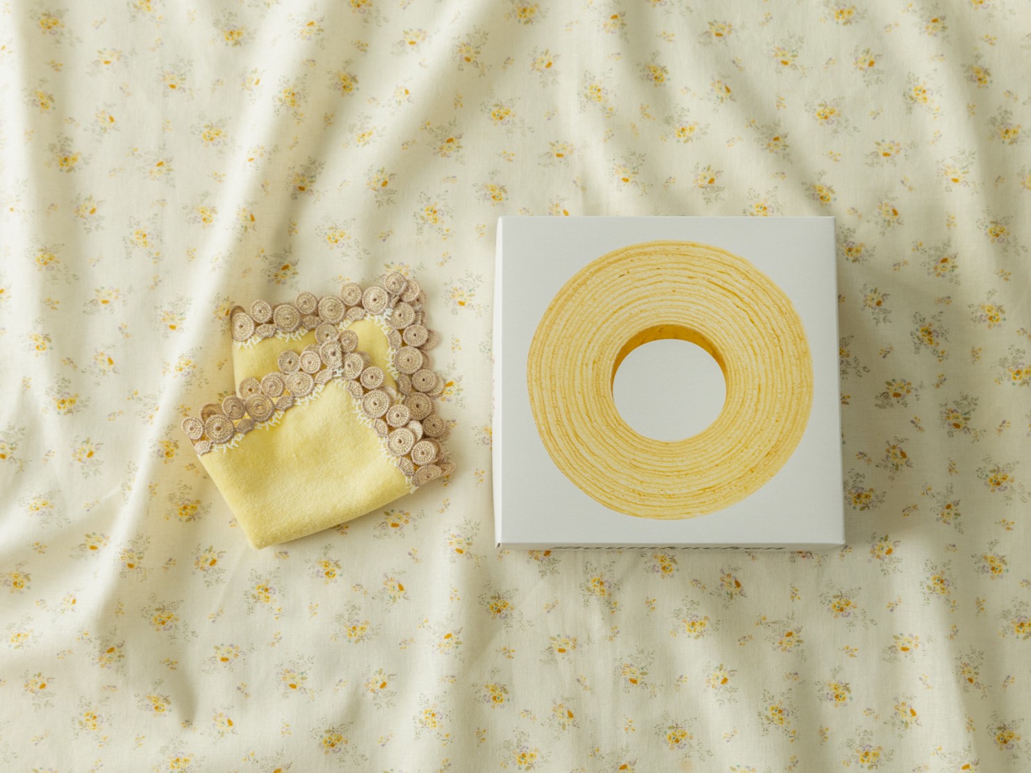 「バウムクーヘン＆近沢レース店タオルハンカチセット（イエロー）」（4470円）