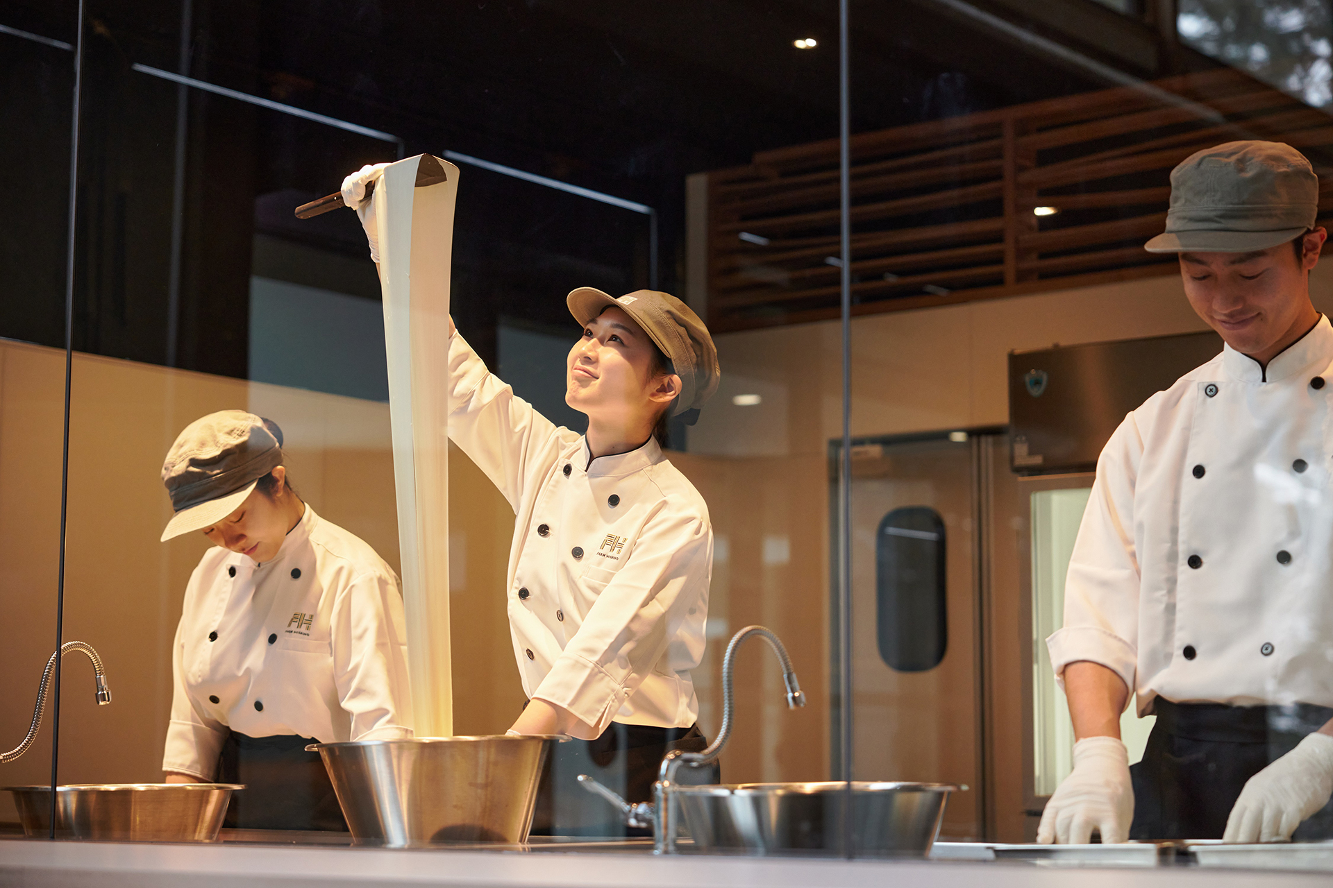 星野リゾート トマム、手作りチーズの「ライブスタジオ」