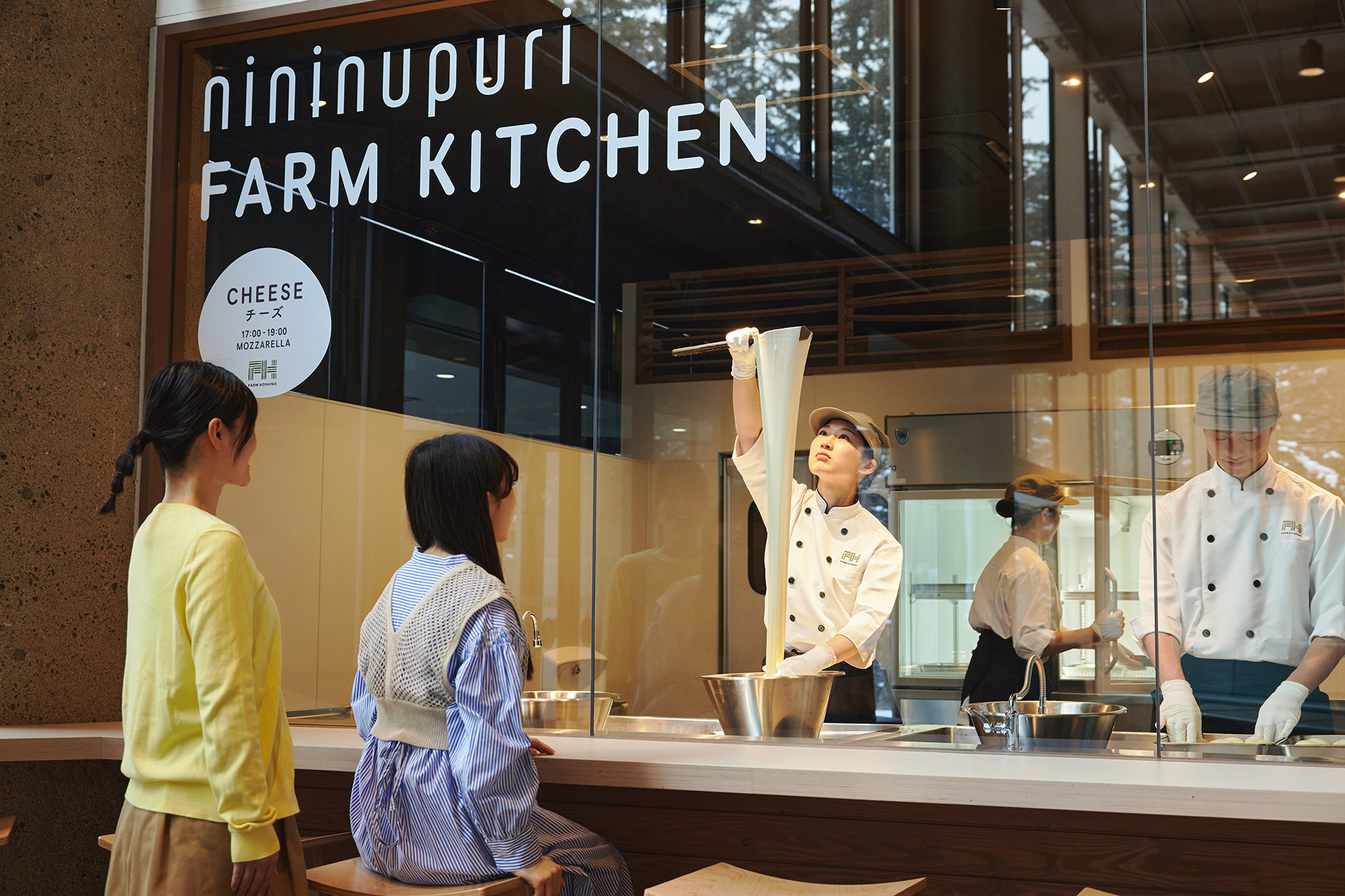 モッツァレラチーズを引き伸ばしているところ