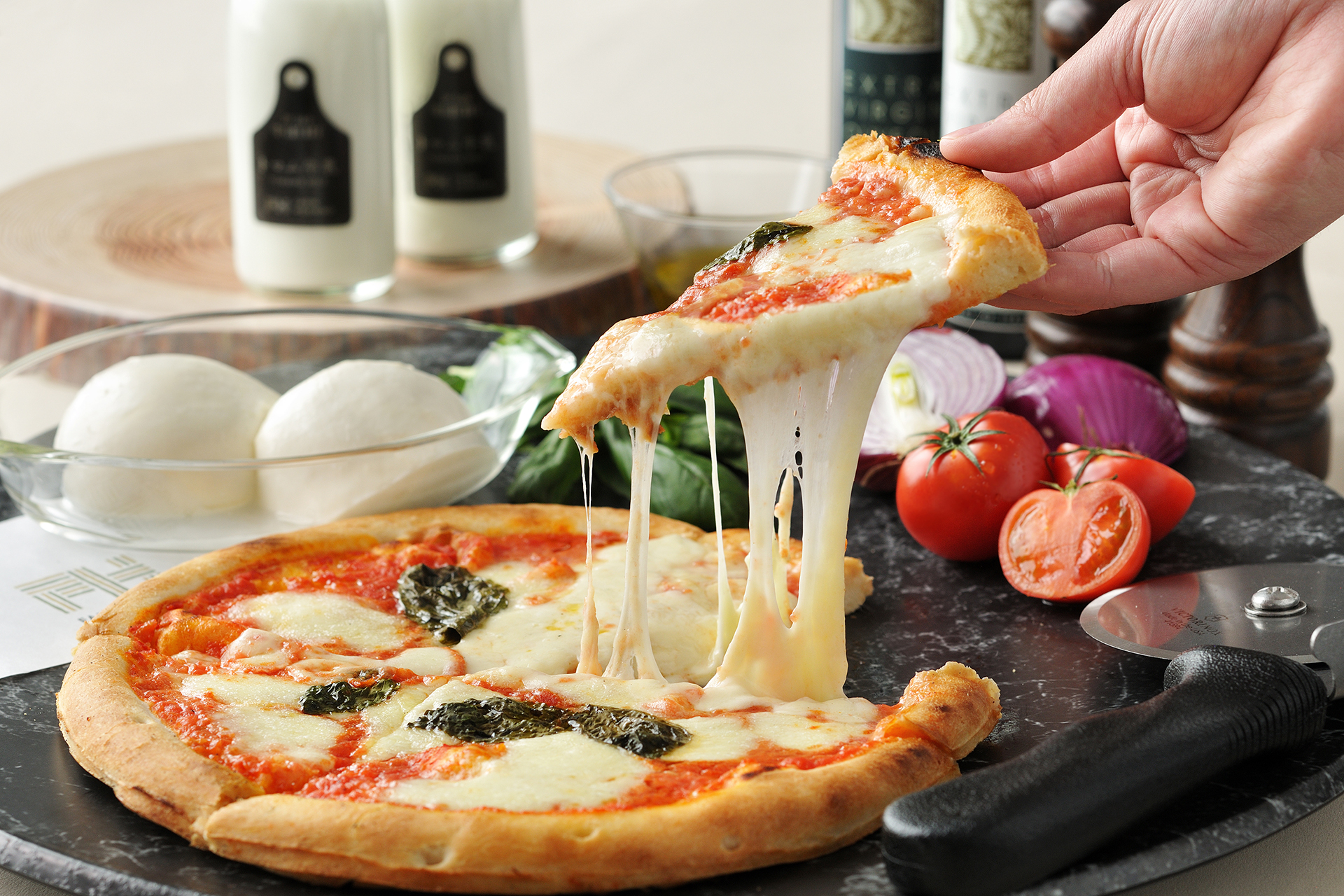 ピザ窯で焼かれたアツアツのピザを楽しめる