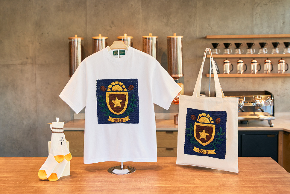 BEAMS DIRECTORS BANKが手掛けたレトロカレッジテイストのアパレルアイテム