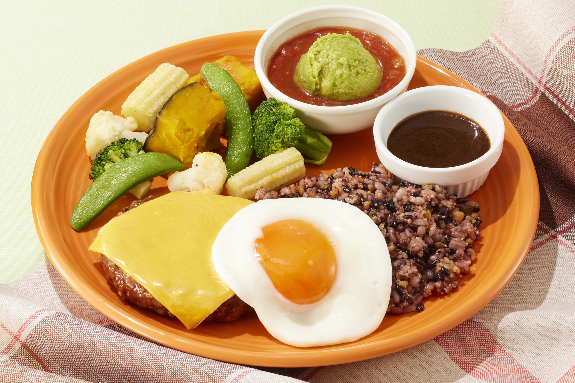 「大豆ミートハンバーグの十六穀米プレート」（1529円）