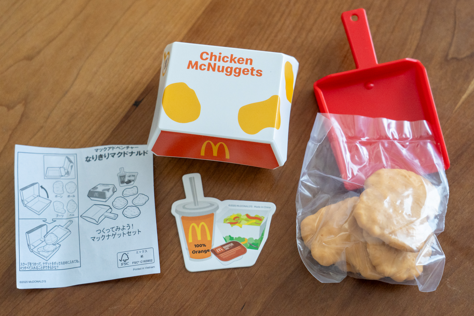 ナゲット、ボックス、スクープ、オレンジジュース、サラダのセット