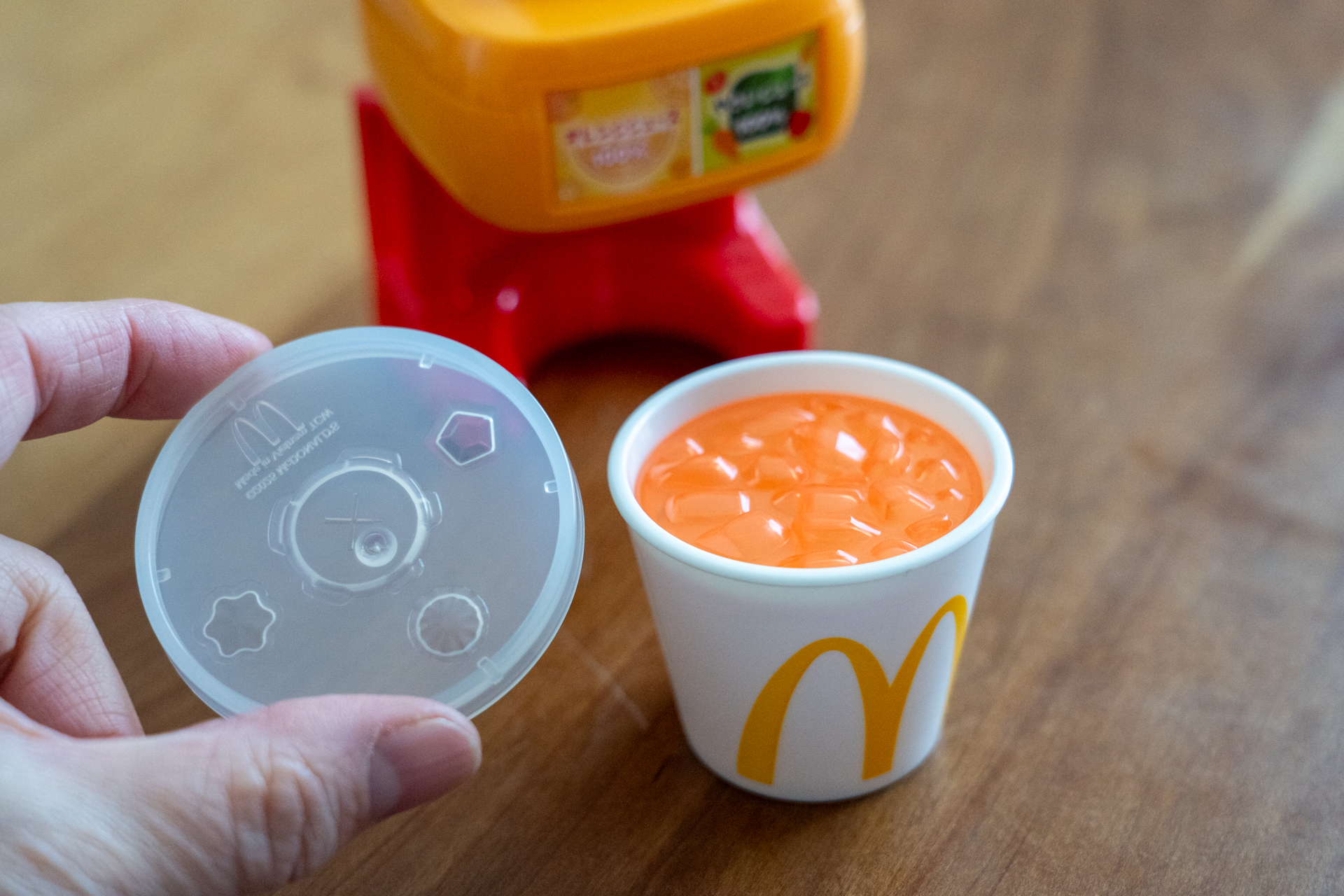 ドリンクパネルが落ちてドリンクが出来あがる仕組み。フタをつけてできあがり