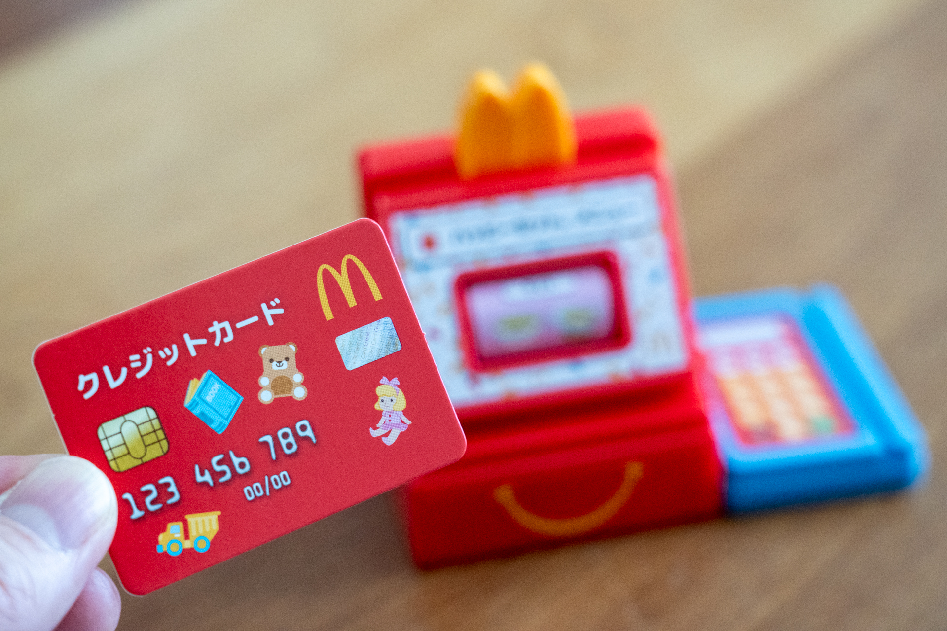 クレジットカードは裏に名前を書く欄もある