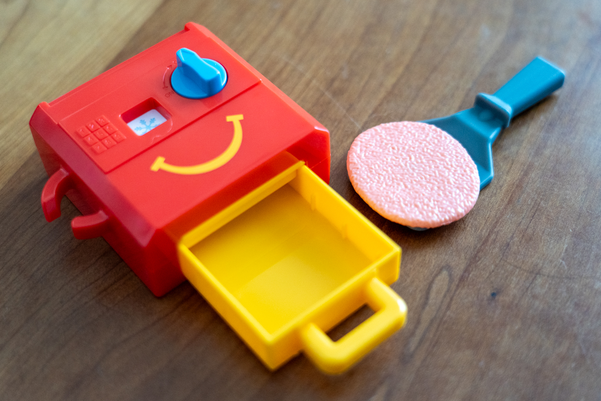 こちらは焼く前のパティ（ピンク色）