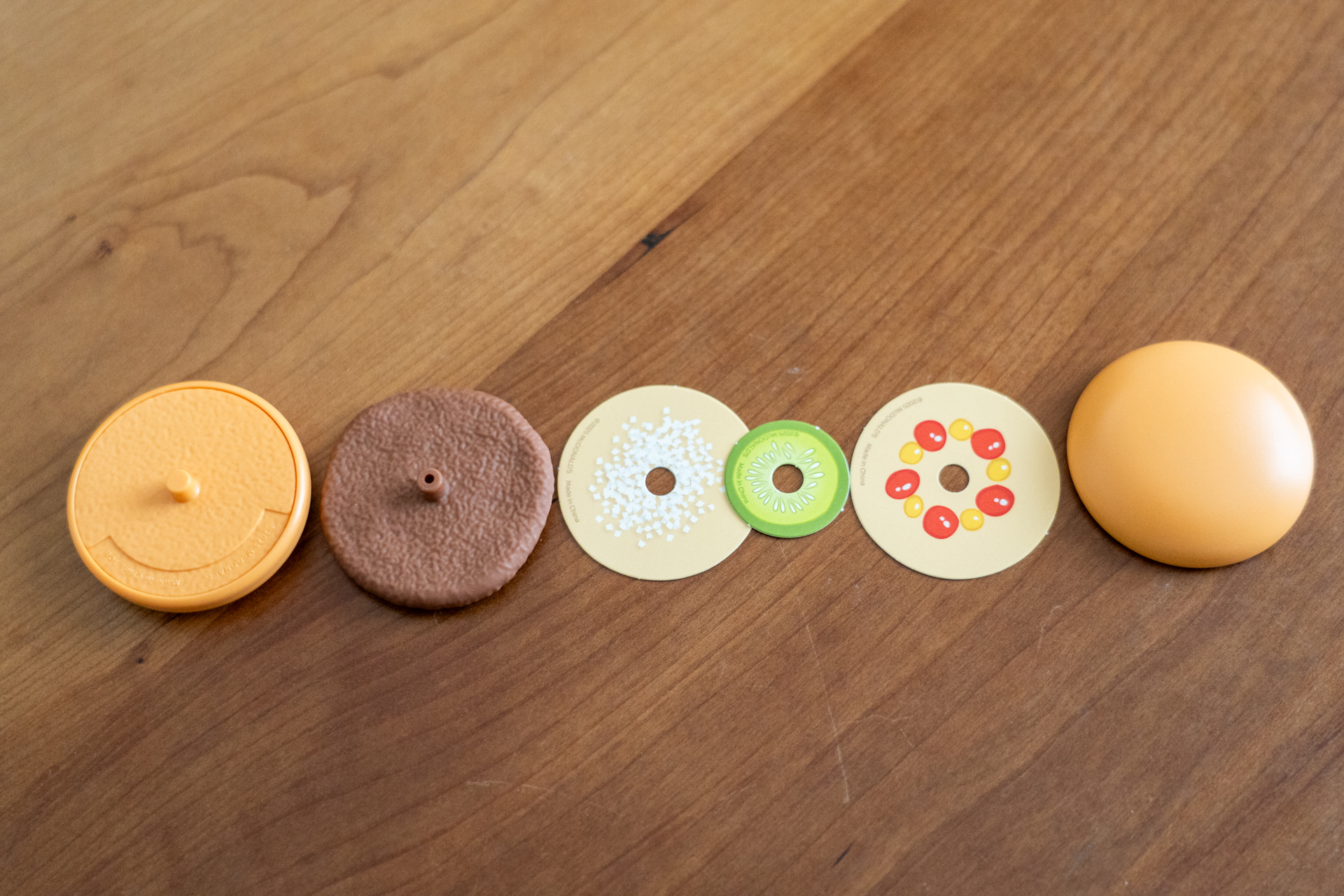 マスタードやピクルス、オニオンなどの具材