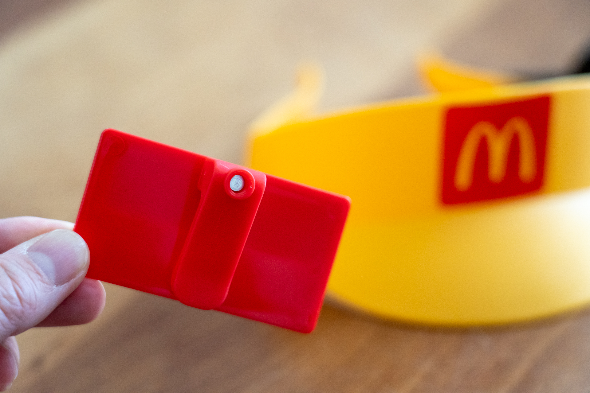 洋服のポケットなどに付けることができる