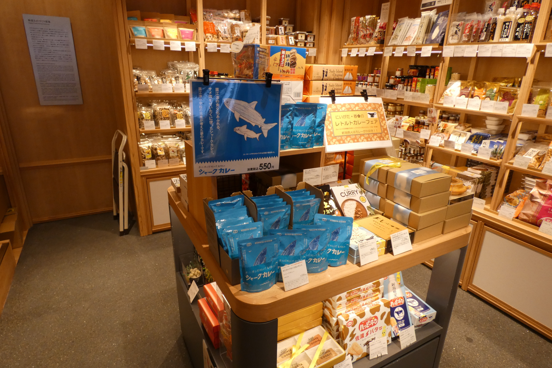 新潟県のアンテナショップ「THE NIIGATA」の販売コーナー