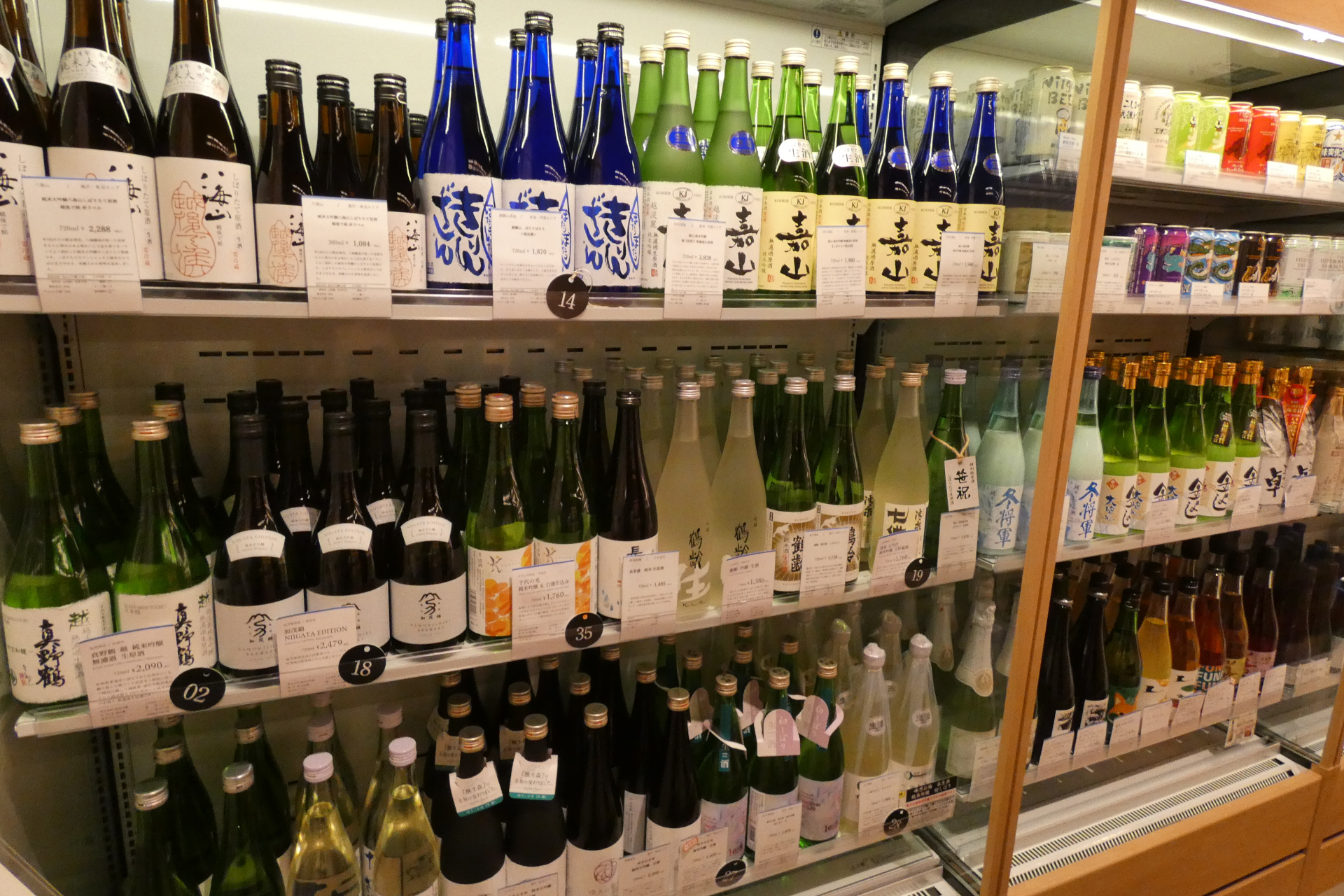 地酒をはじめ、新潟県の特産品も購入できる