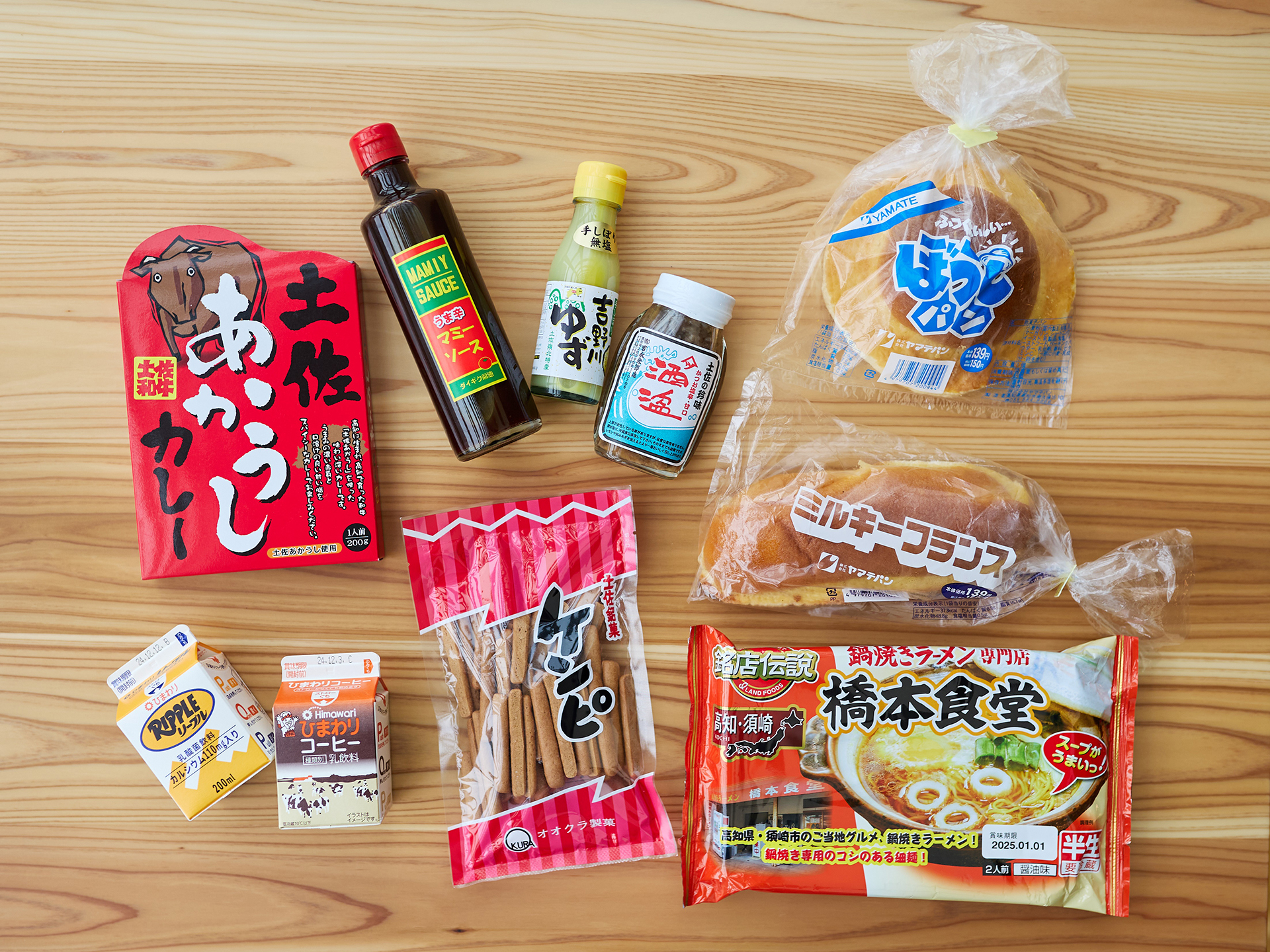 見たこともないご当地商品が数多く並んでいる