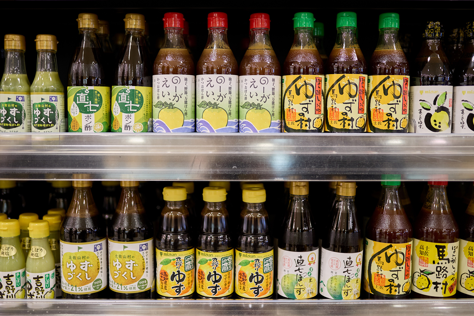 ポン酢がズラリと並んでいる陳列棚