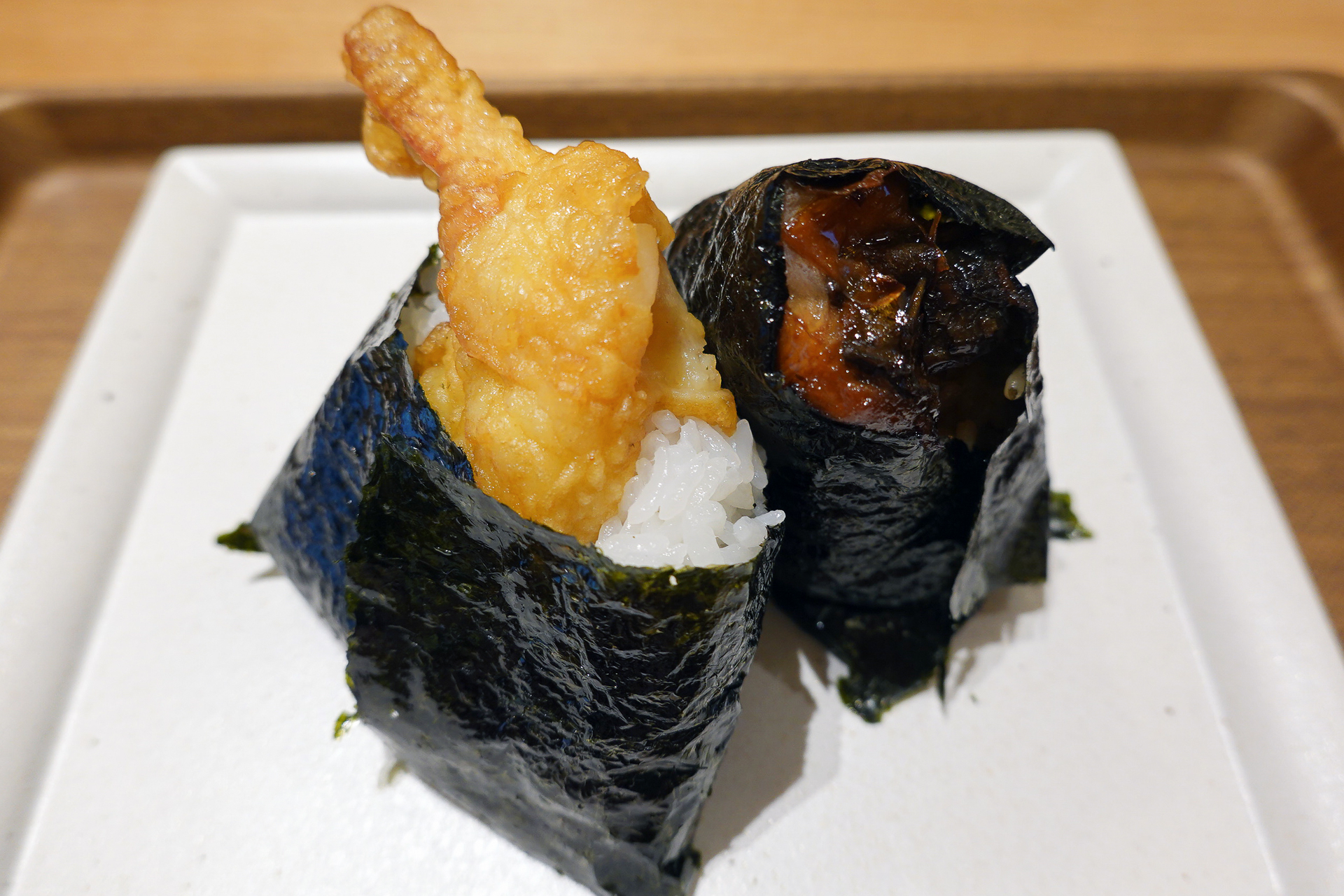 試食したなぎむすび（右）と天むす（左）